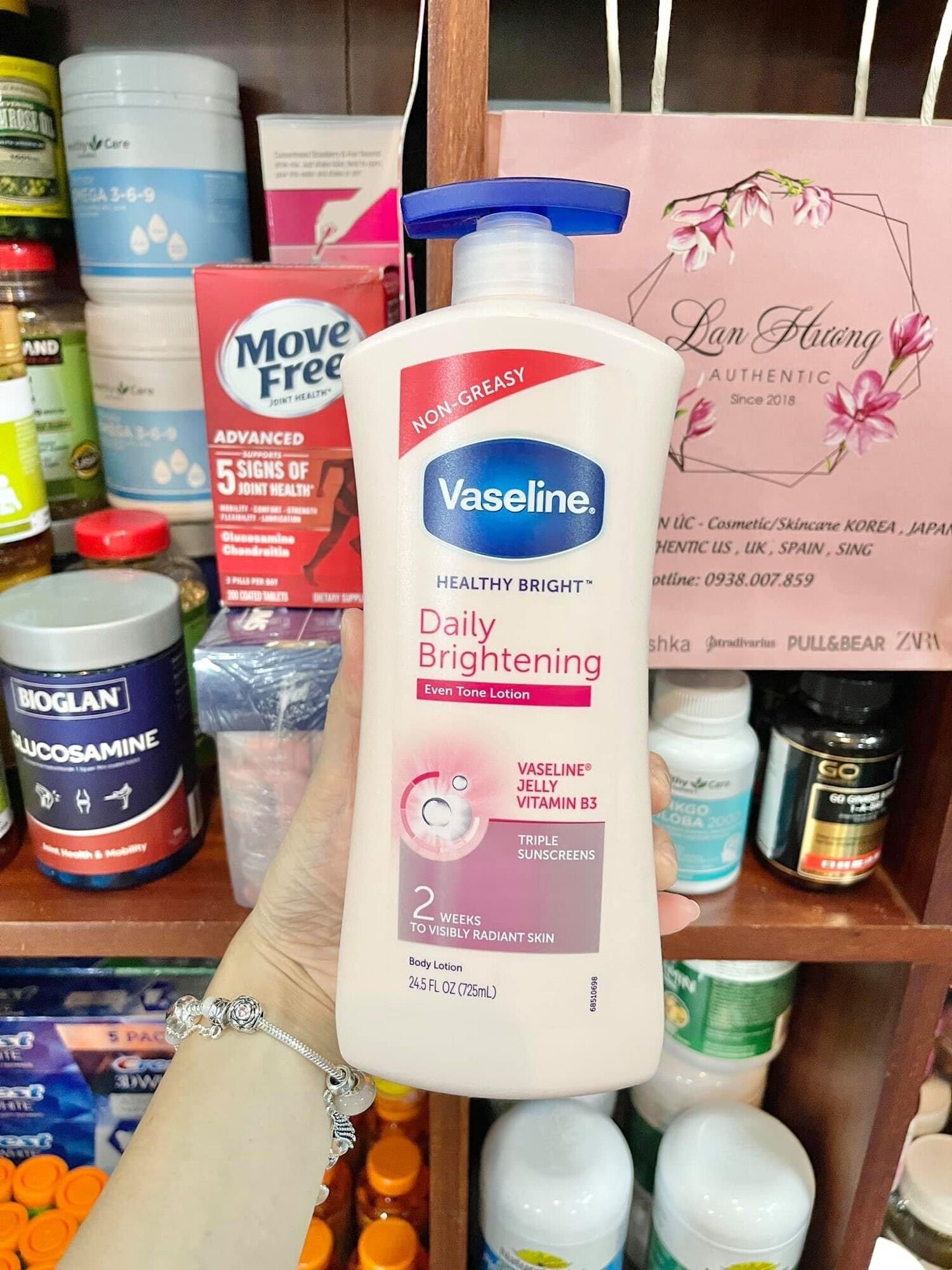 Kem dưỡng trắng da Vaseline 725ml của Mỹ