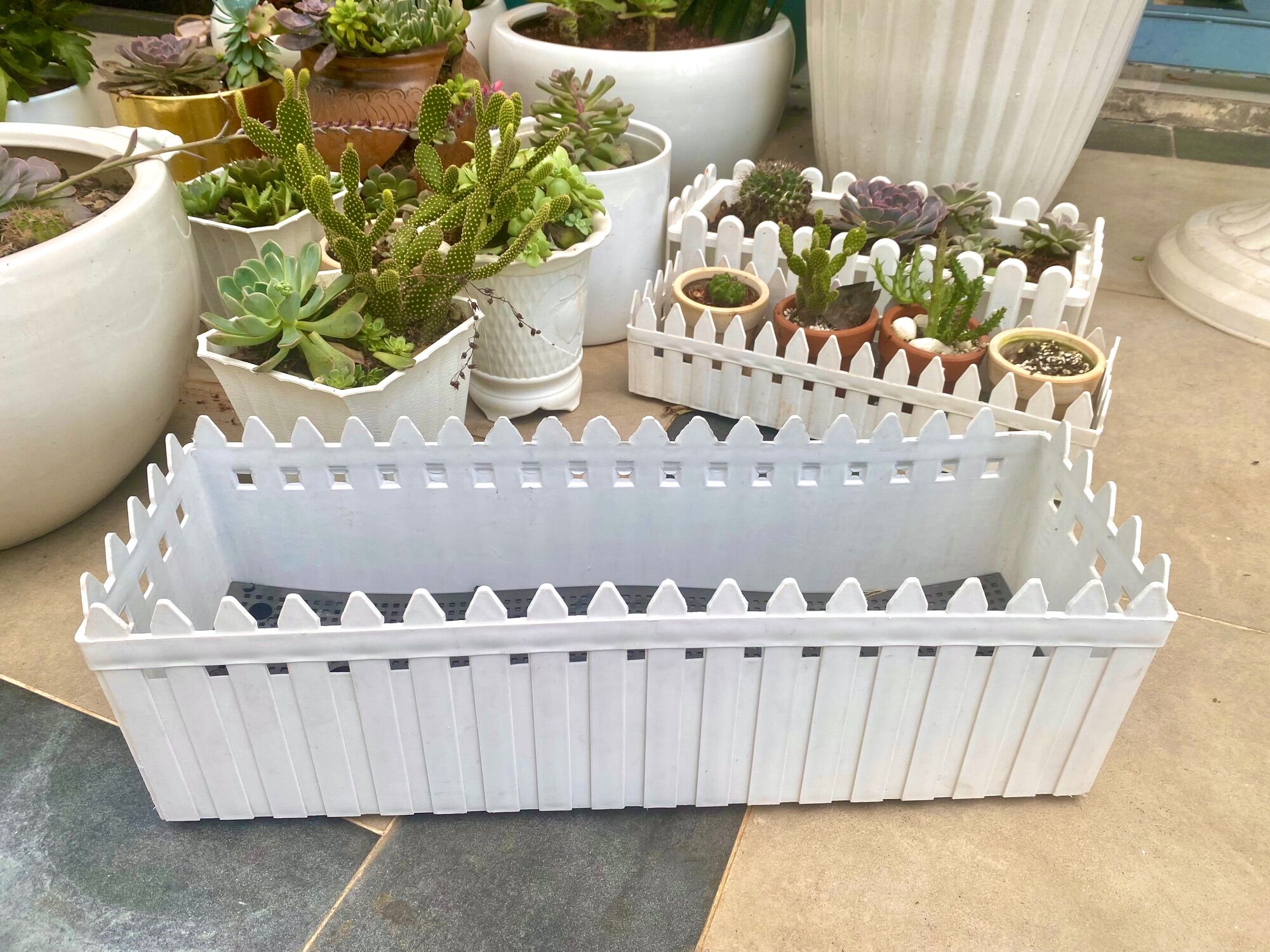 Chậu nhựa hàng rào, dài 57cmx cao 18cm x ngang 18cm. Có đế thoát nước