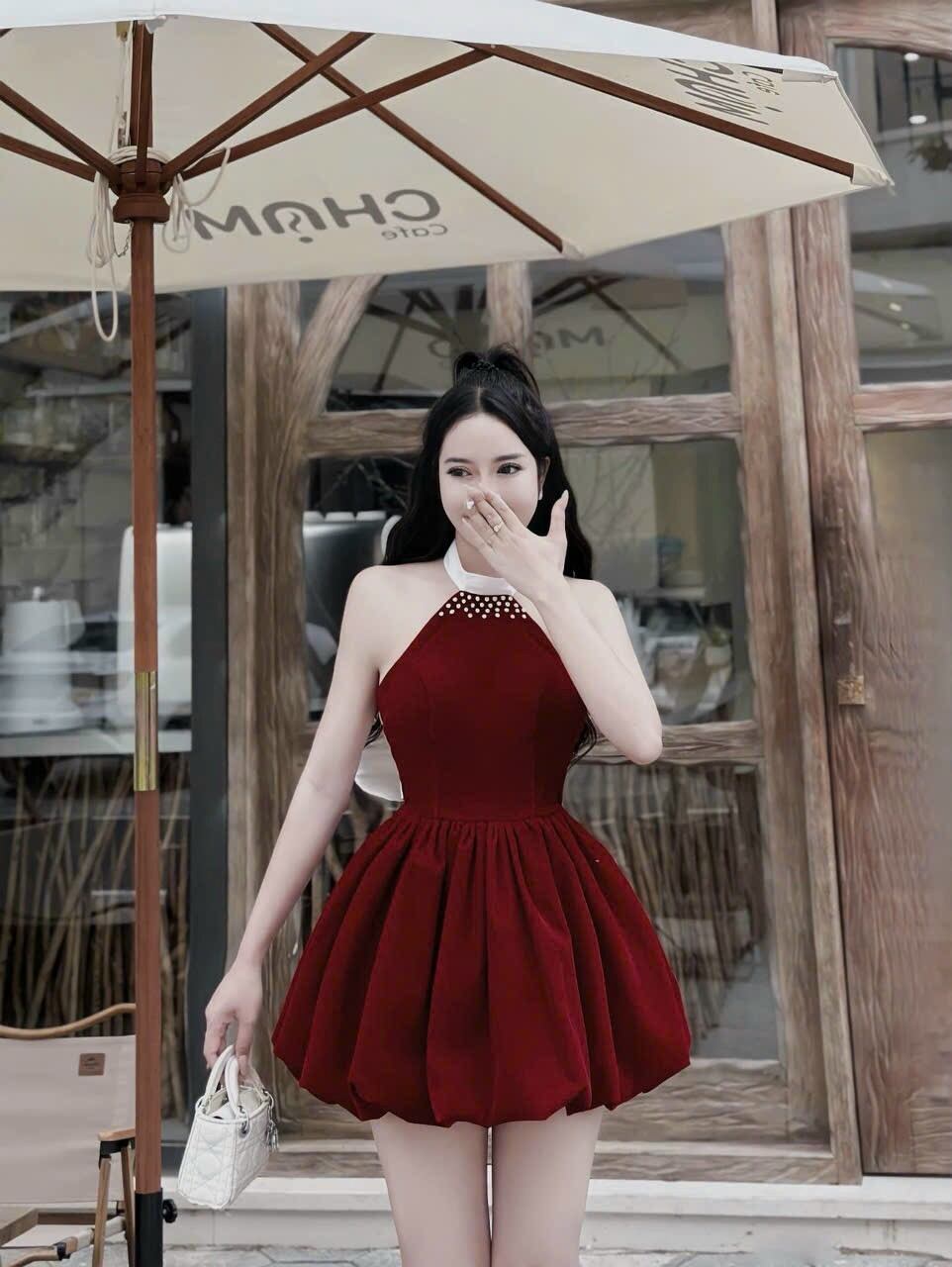 Đầm nhung bí cổ yếm đính cườm cột nơ sau -