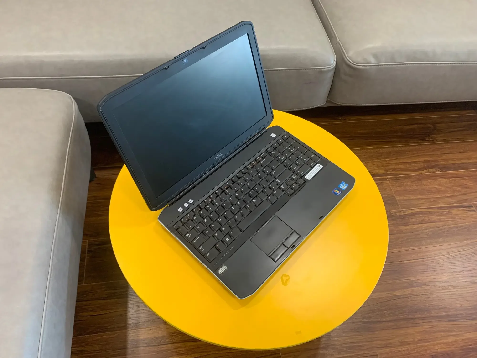 Laptop UFO Dell 5530 i5 thời trang văn phòng