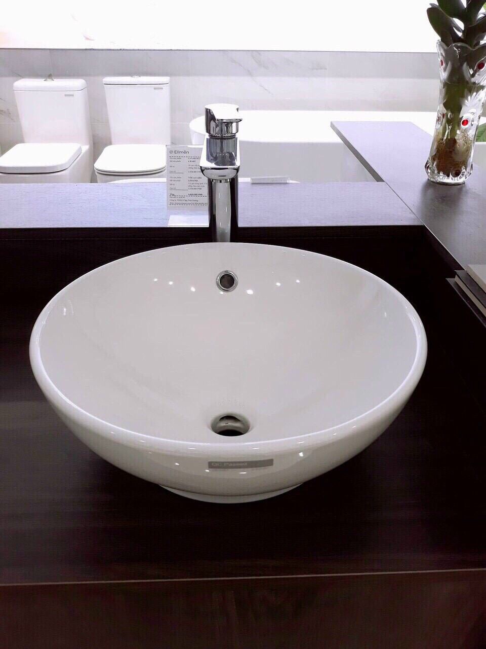 Lavabo rửa mặt, chậu lavabo hình tròn Tô lớn, tráng men công nghệ cao ,trắng sáng , lavabo đặt bàn hình tròn có thoát tràn. Kiểu dáng hình Tô lớn, sang trọng, bảo hành 01 năm phần men sứ. Men chống bám bẩn.