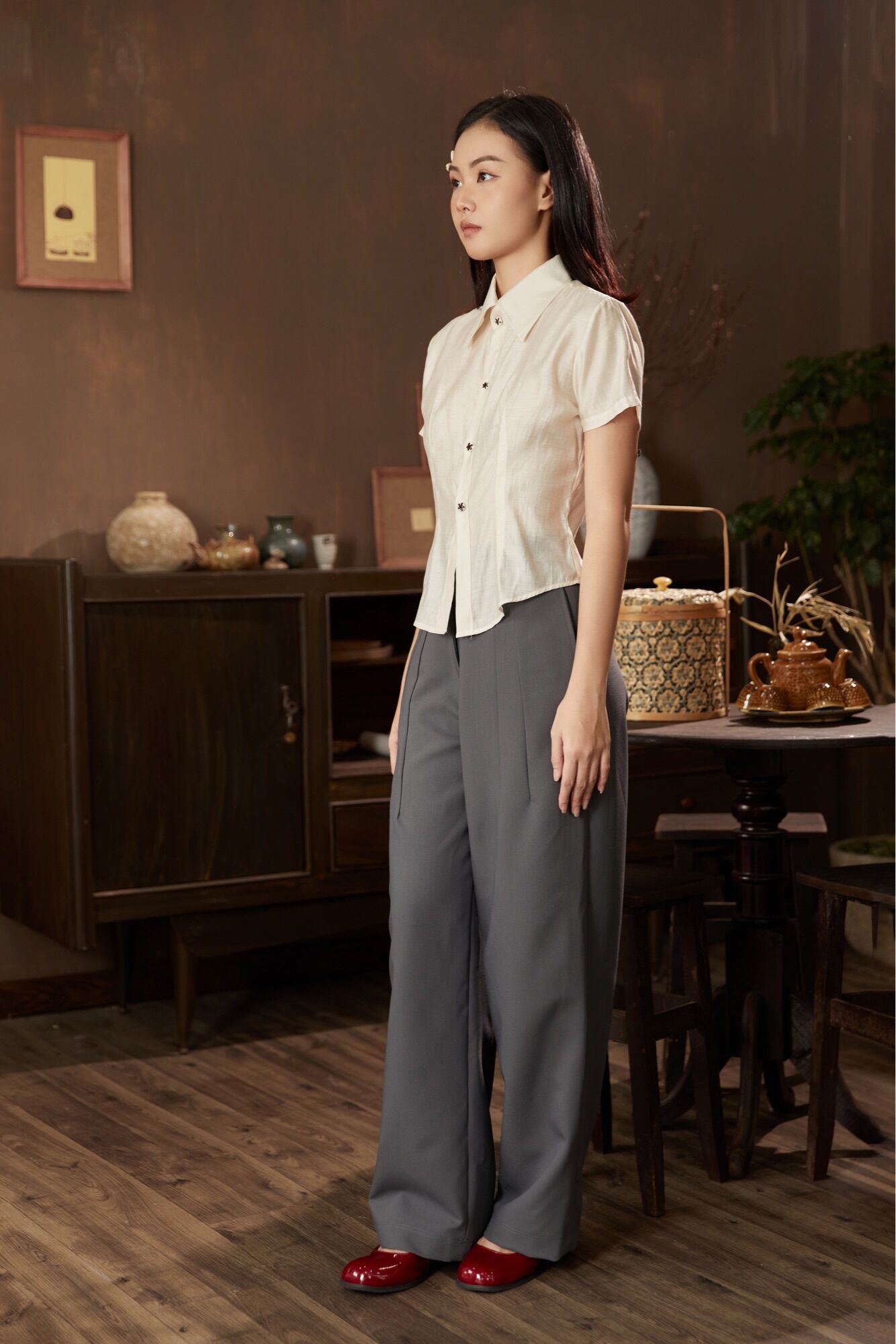 Tus- Áo sơ mi nút thiêu hoa và quần ống rộng thiêu hoa
