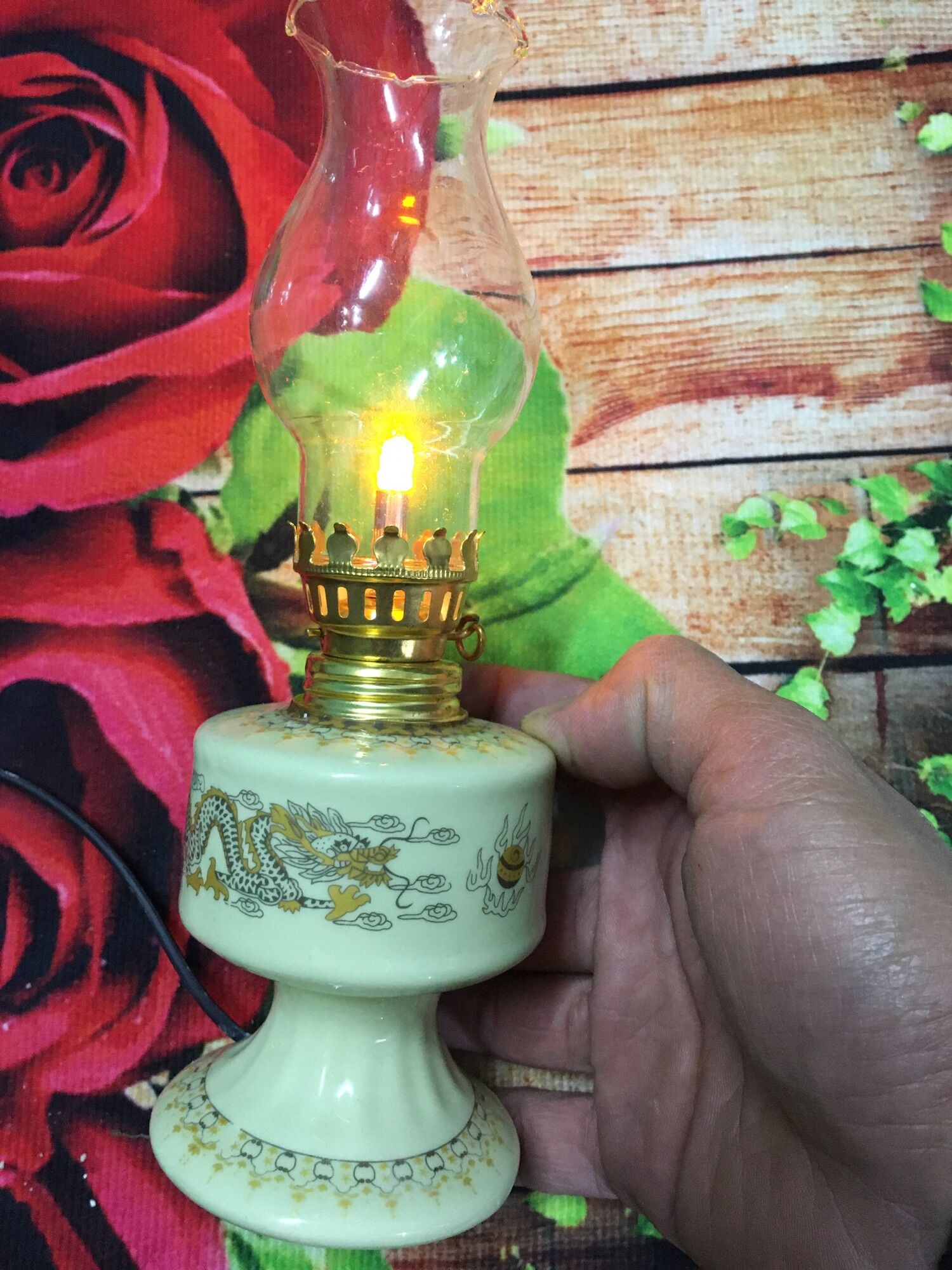 Đèn dầu thờ dùng điện men sứ vàng nhạt