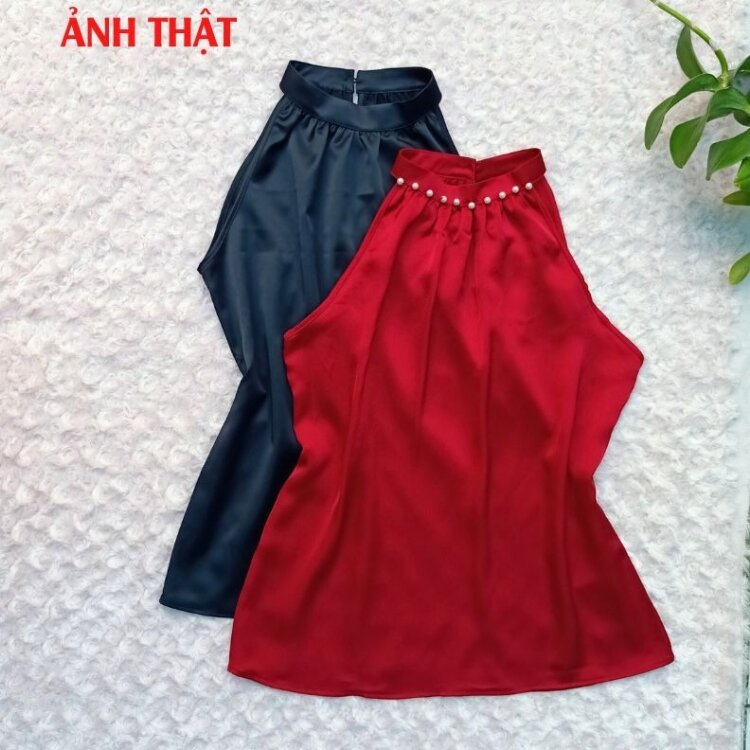 Áo kiểu sát nách cổ yếm đính ngọc trai Màu Đen. Chất vải lụa satin thoáng mát khi mặc VannhShop AO00
