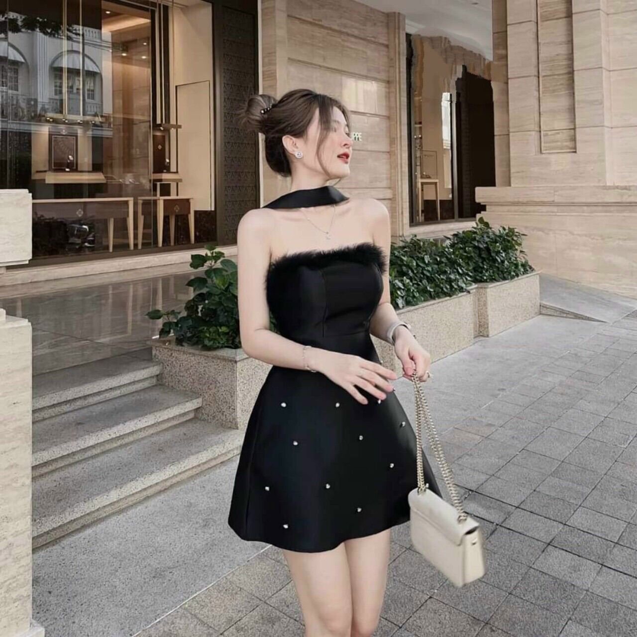 Đầm xoè cúp đính cườm phối lông vũ siêu sang
