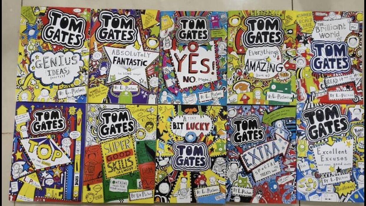 Tom Gates này còn hài hước gấp nhiều lần Wimpy nhé Tom Gates liên tục đứng đầu các bảng xếp hạng những cuốn sách hài hước nhất dành cho các bạn nhỏ Những chuyện học đường và cuộc sống của cậu bé Tom lớp 5, được kể hóm hỉnh, dễ thương và rất chân thật
