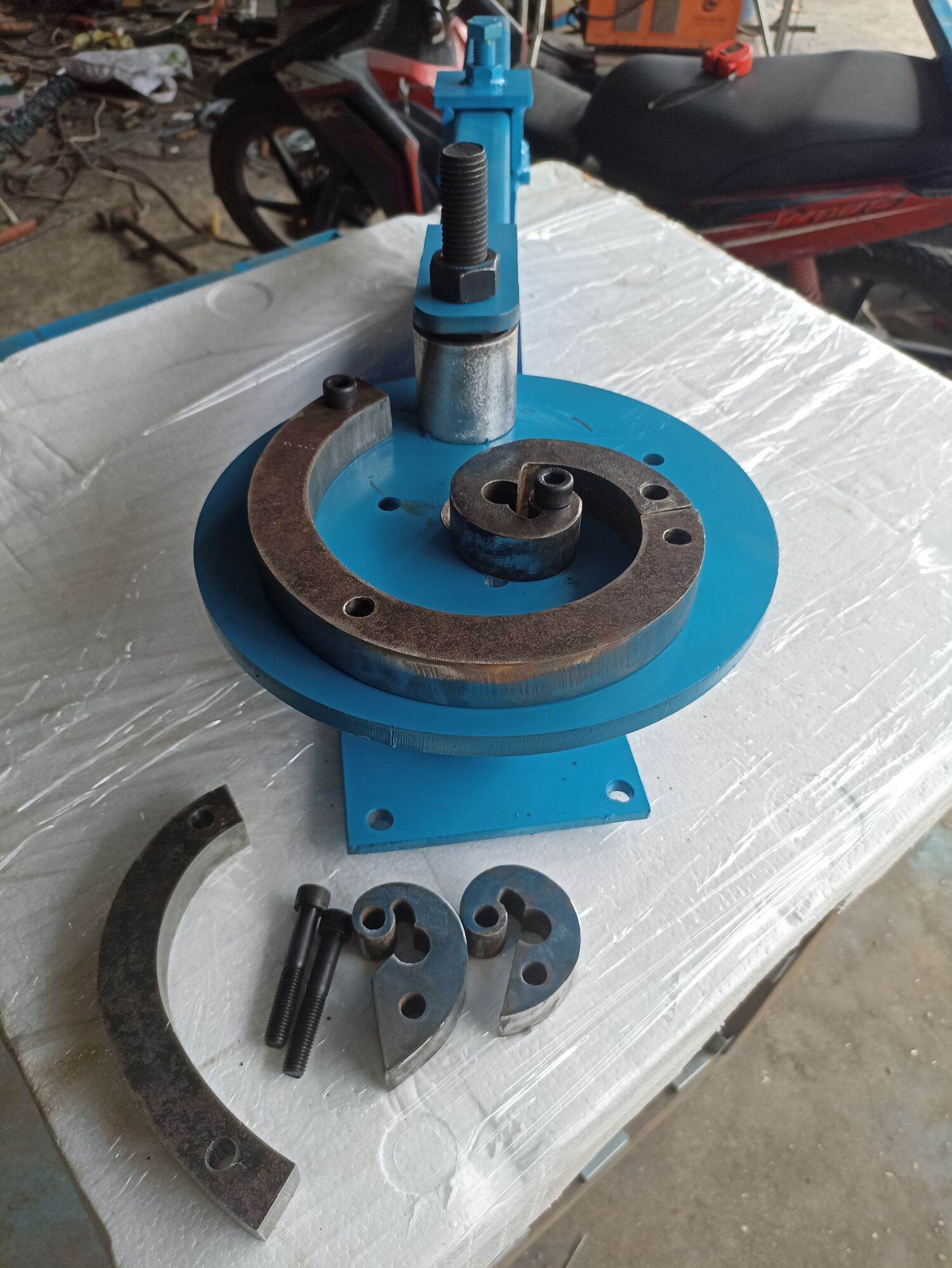 Vam uốn sắt mỹ thuật bẻ tay giá rẻ
