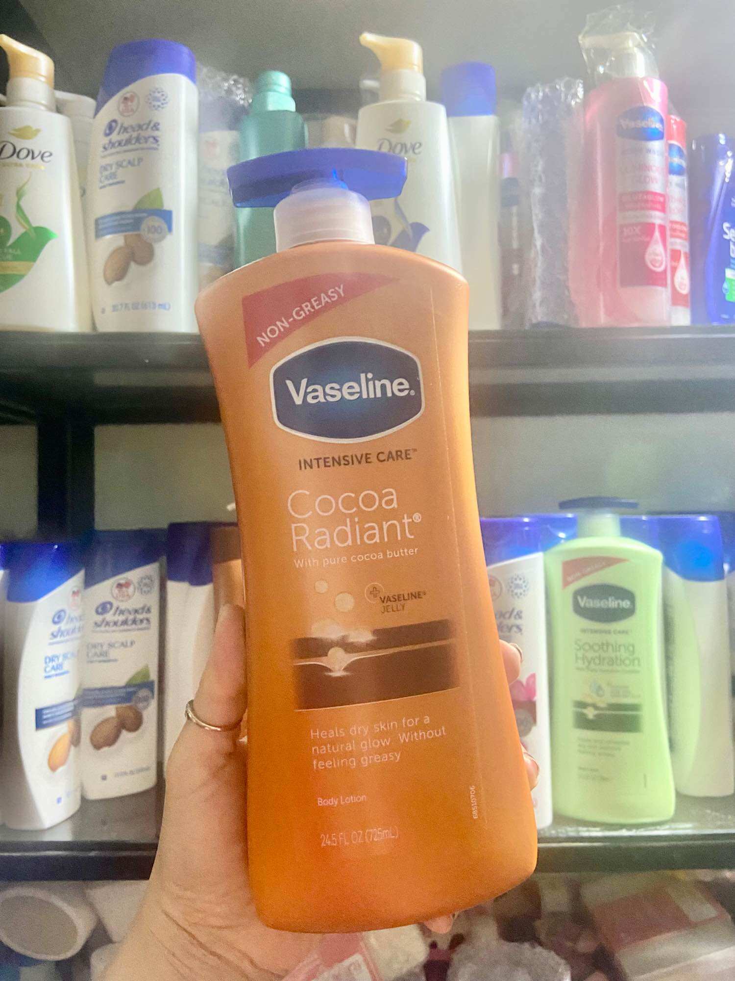 Sữa Dưỡng Thể Vaseline Cocoa Radiant With Pure Cocoa Butter Chuyên Dưỡng Ẩm Mềm Mịn Da 725ml