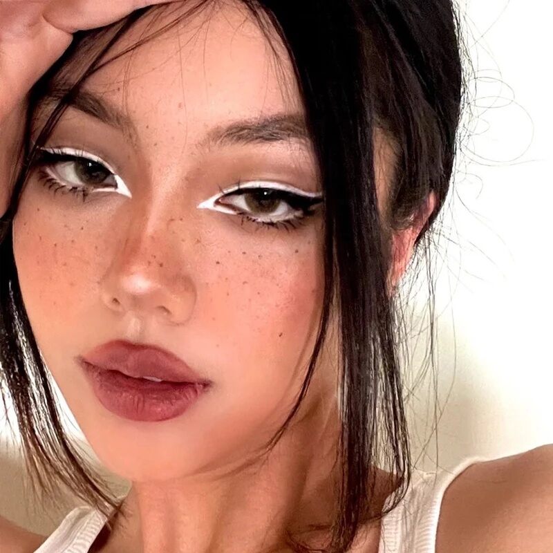 bút chì kẻ mắt màu trắng