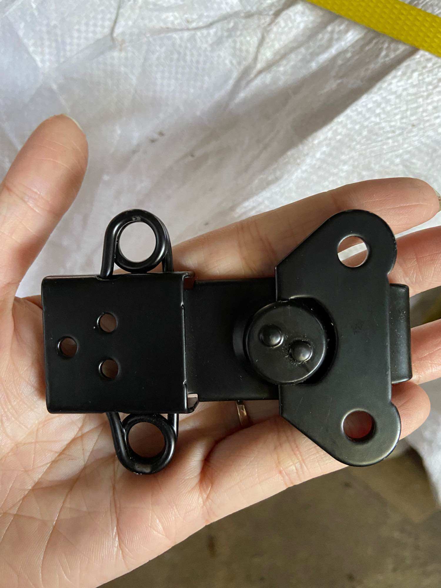 Khoá bướm nổi bắt tủ âm thanh