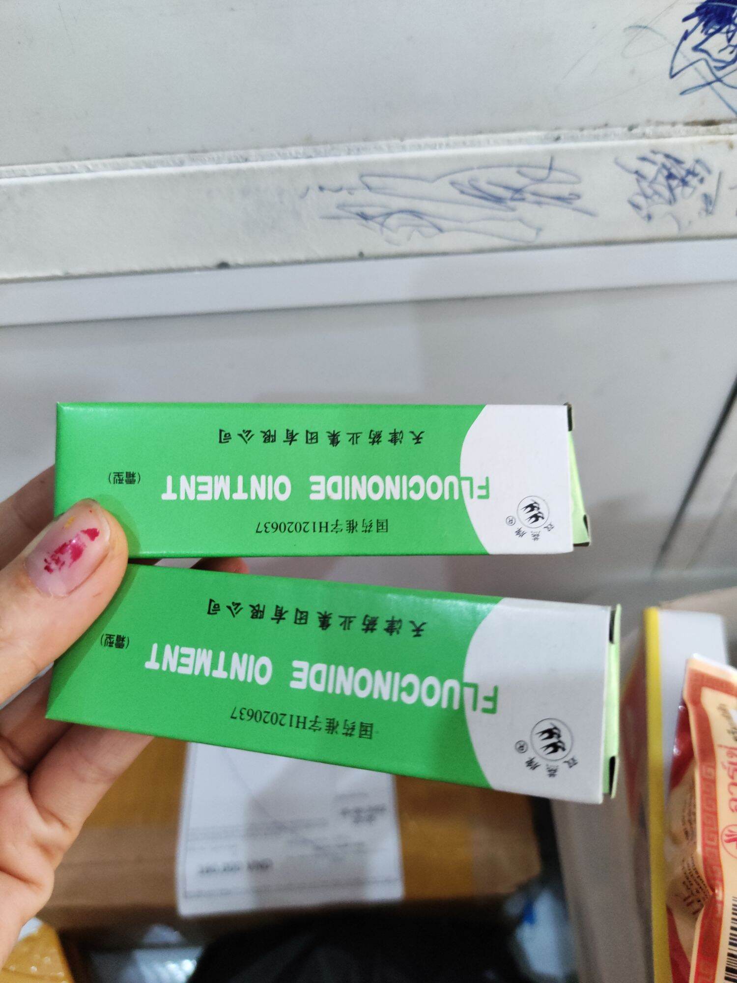 Kem dưỡng da con én