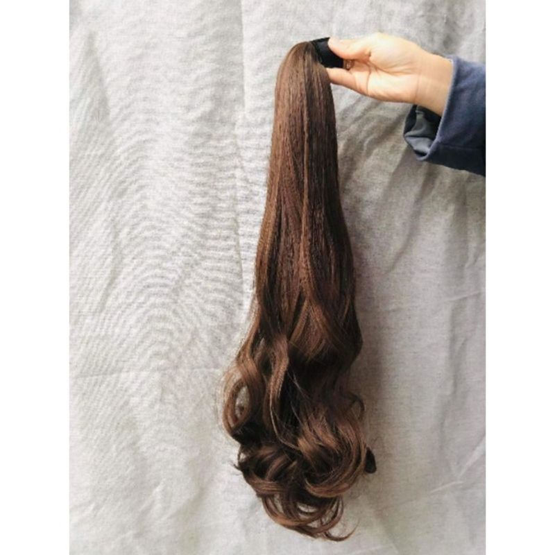 Tóc cột thanh quấn xoăn dài
