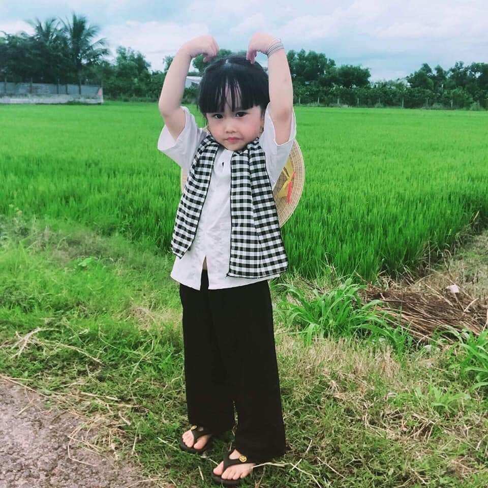 Bộ bà ba cho bé tặng kèm khăn rằn