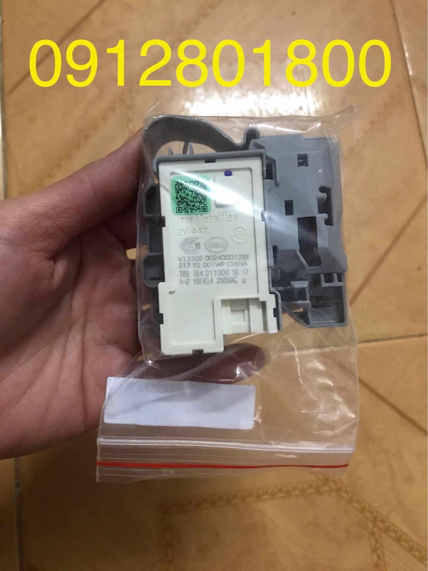 Khóa cửa, công tắc cửa máy giặt AQUA dạng cài 3 chân hàng chính hãng