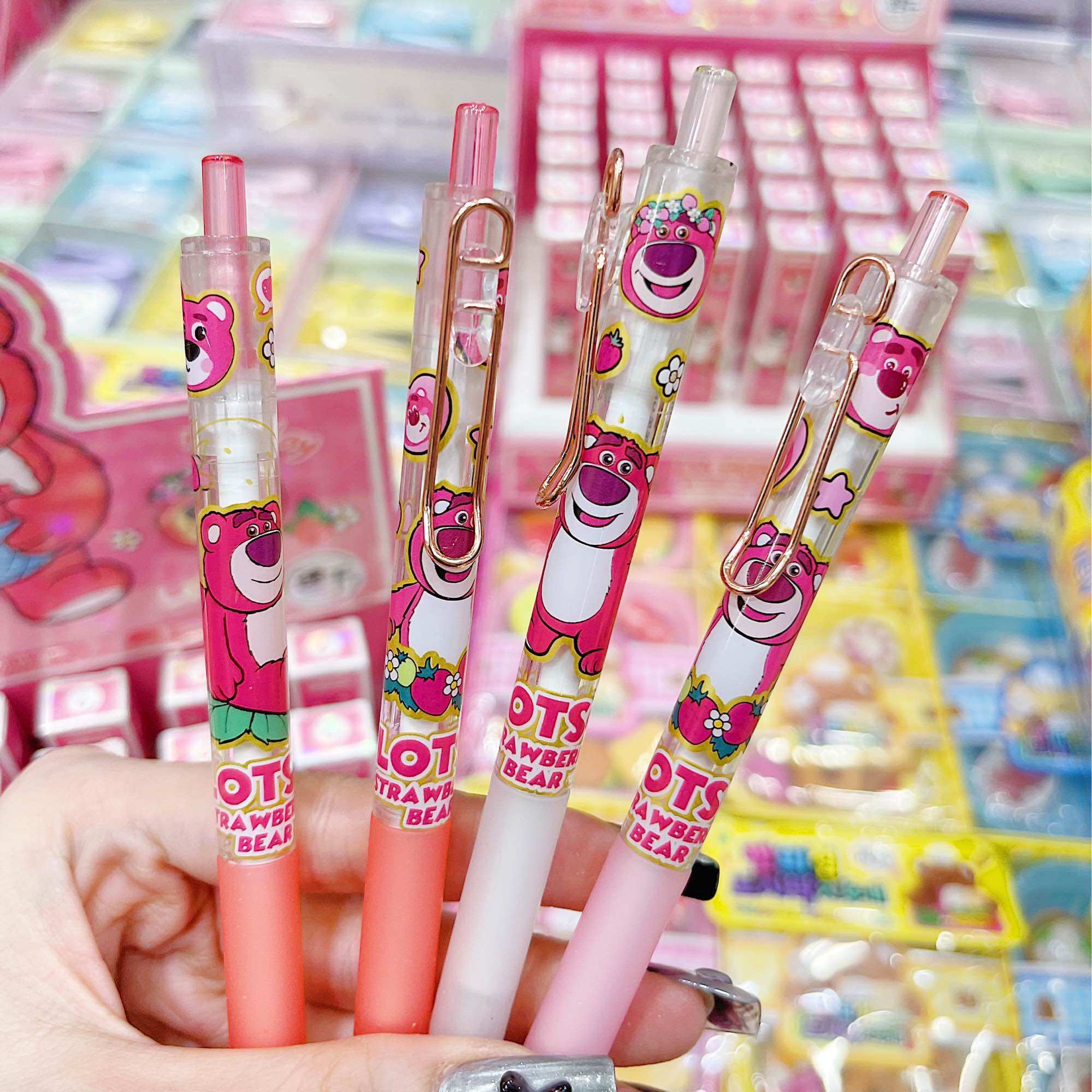 Bút gel bấm, bút nước gấu dâu lotso cài bút kim loại mực đen - 1 cây