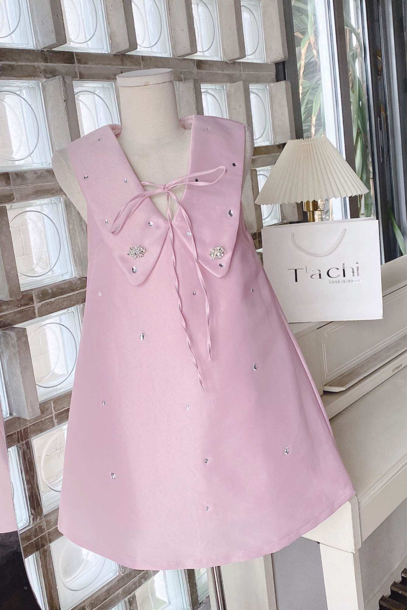 ĐẦM SUÔNG HỒNG CỔ PETER ĐÍNH ĐÁ THẮT NƠ