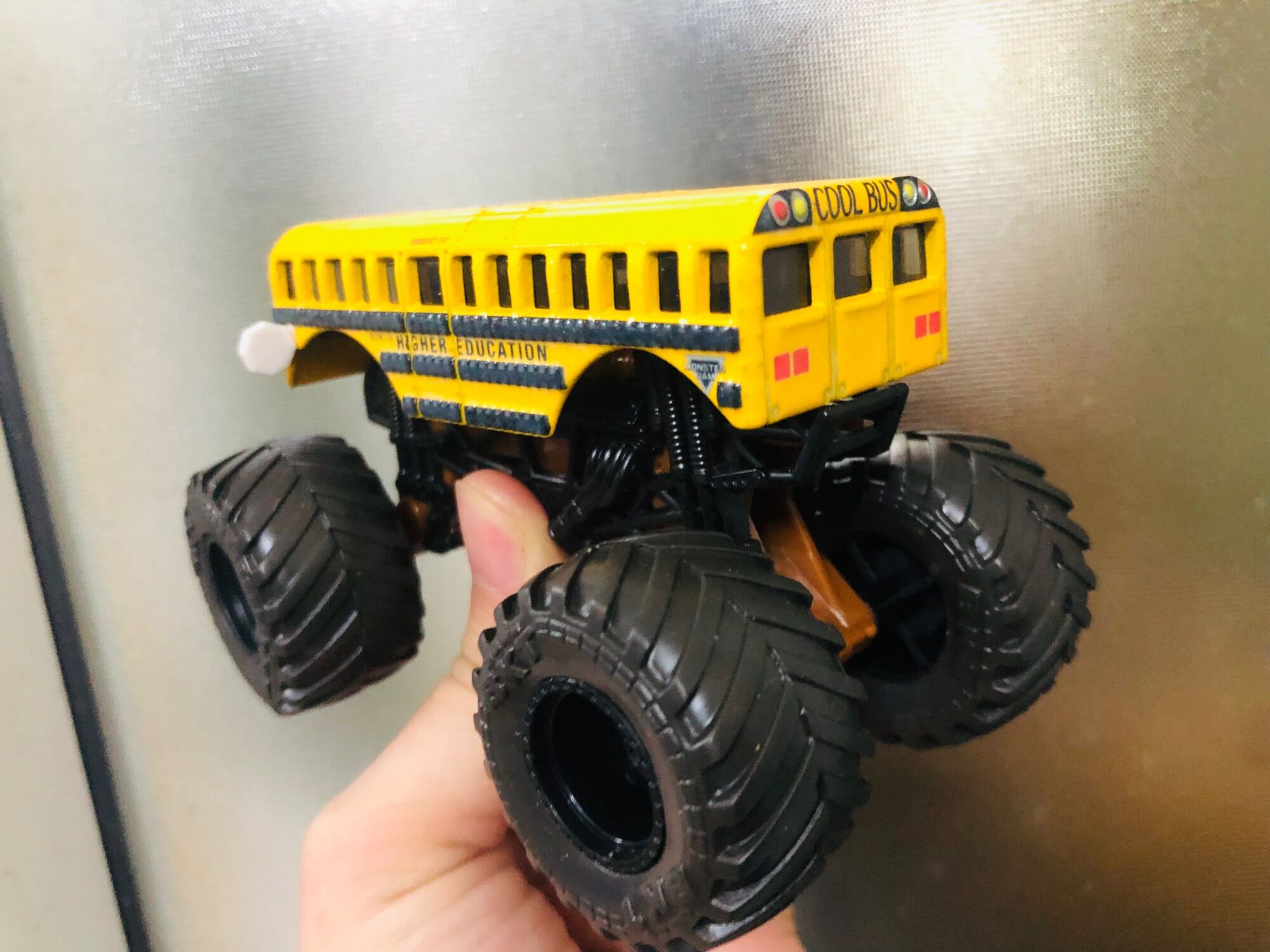 Bộ các xe Monster Jam đổi màu lạnh dạng vảy mới về