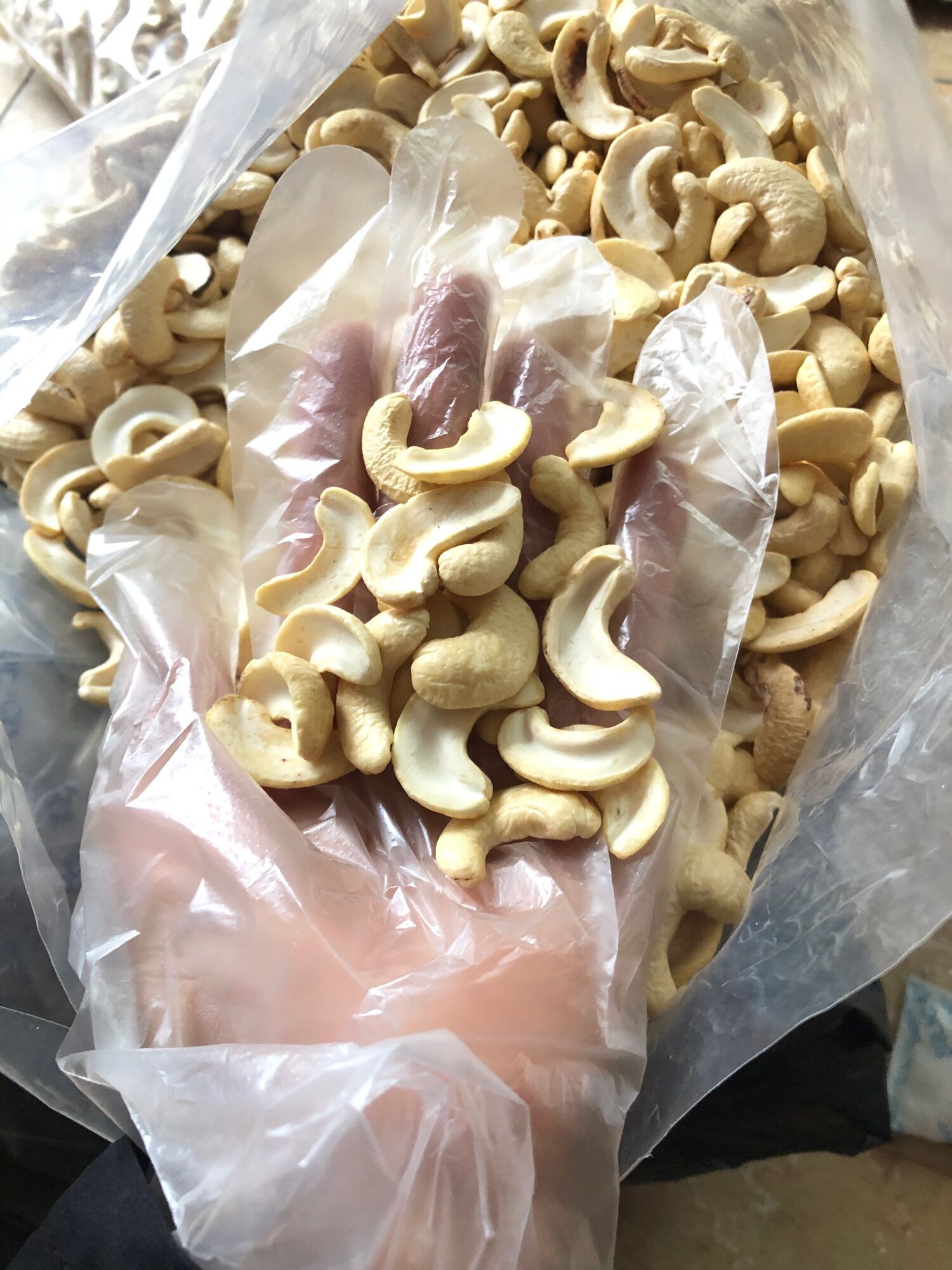 Hạt điều sống vỡ sạch vỏ lụa