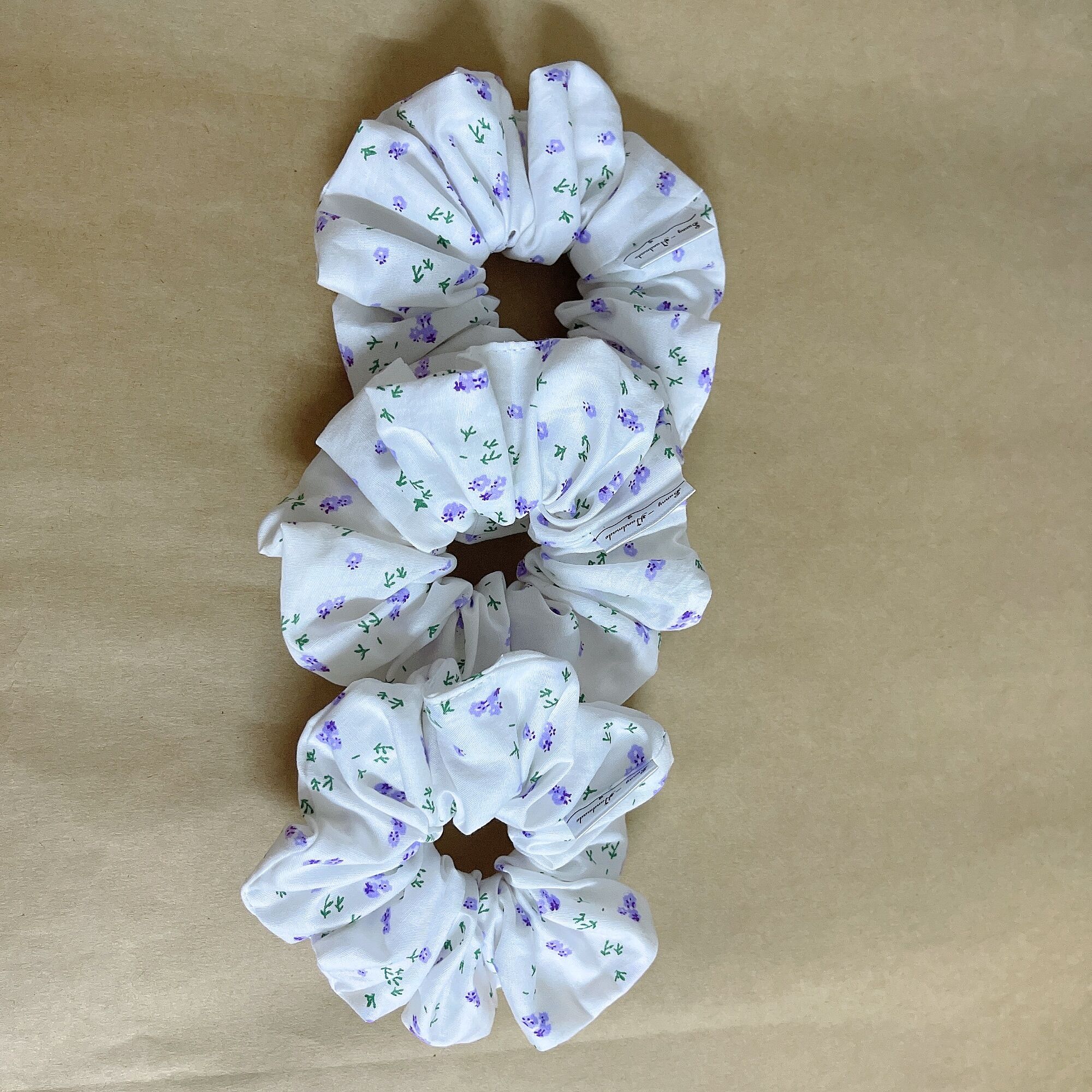 Scrunchies- đồ cột tóc hoa nhí tím