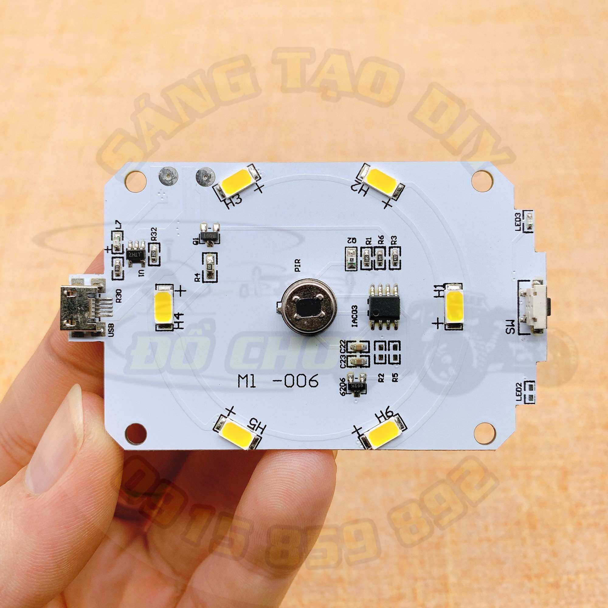 Bảng đèn LED cảm biến chuyển động hồng ngoại sử dụng pin 3.7V