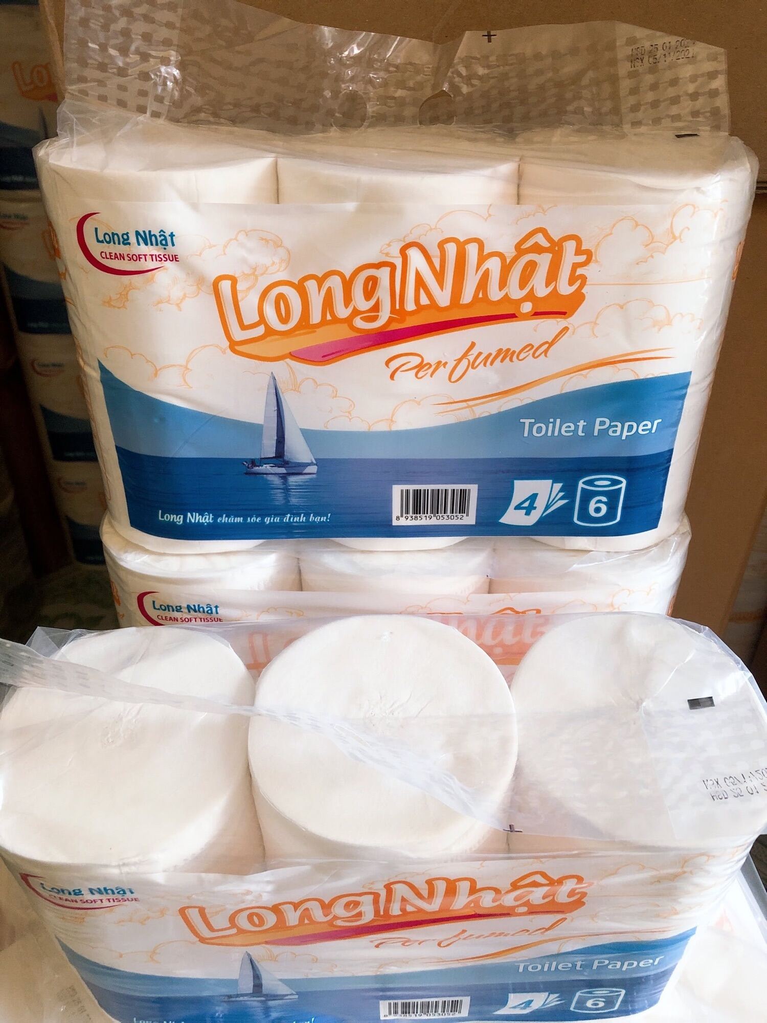 COMBO 2 LỐC 12 CUỘN GIẤY VỆ SINH LỤA KHÔNG LÕI 4 LỚP 930GR LONG NHẬT- TẶNG KHẨU TRANG KF94
