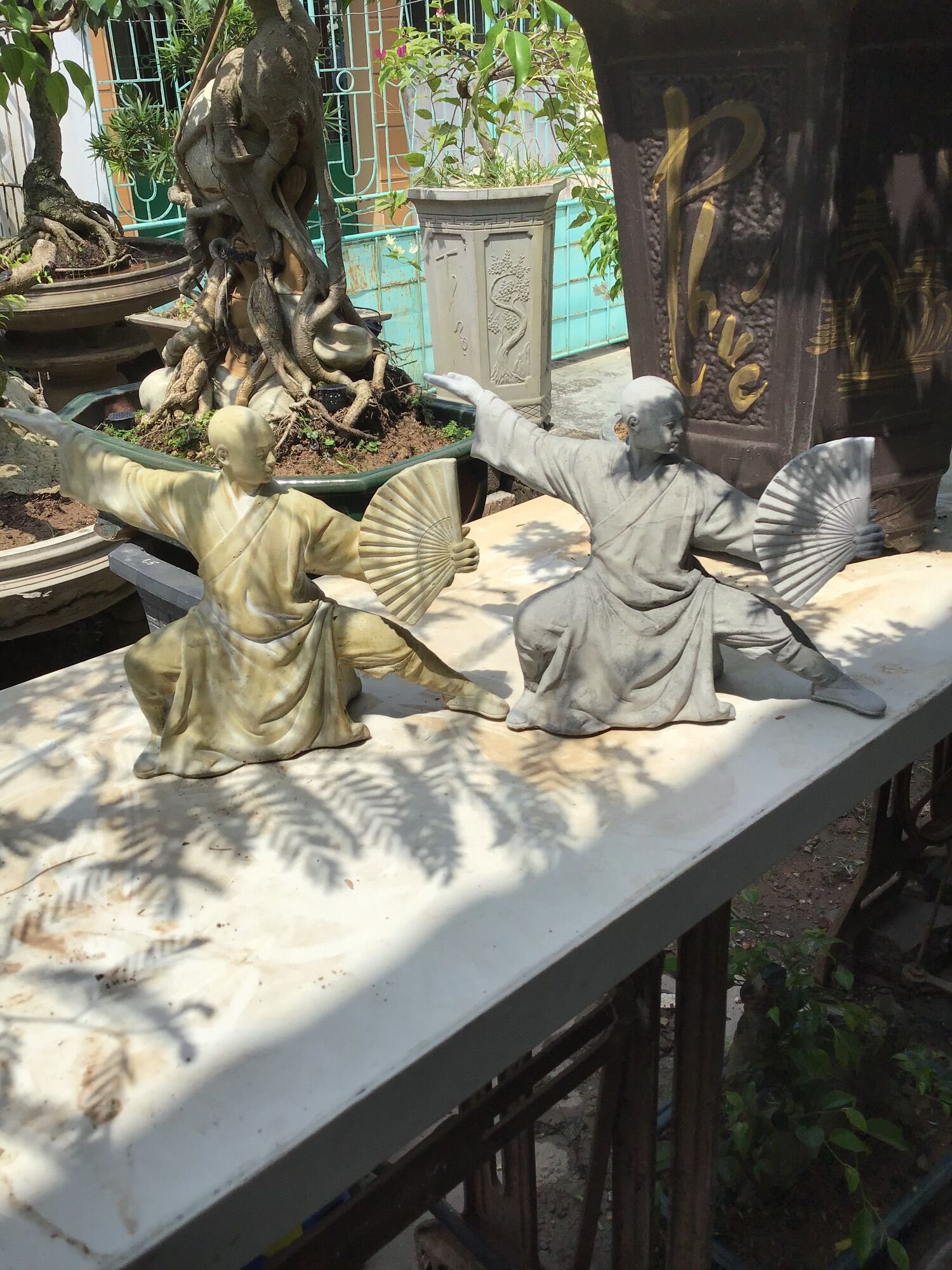 Tượng tăng nhân cầm quạt