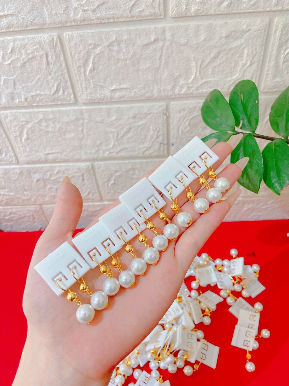 bông tai vàng non ,trẻ chung nữ tính ,nụ đá trắng dành cho nữ