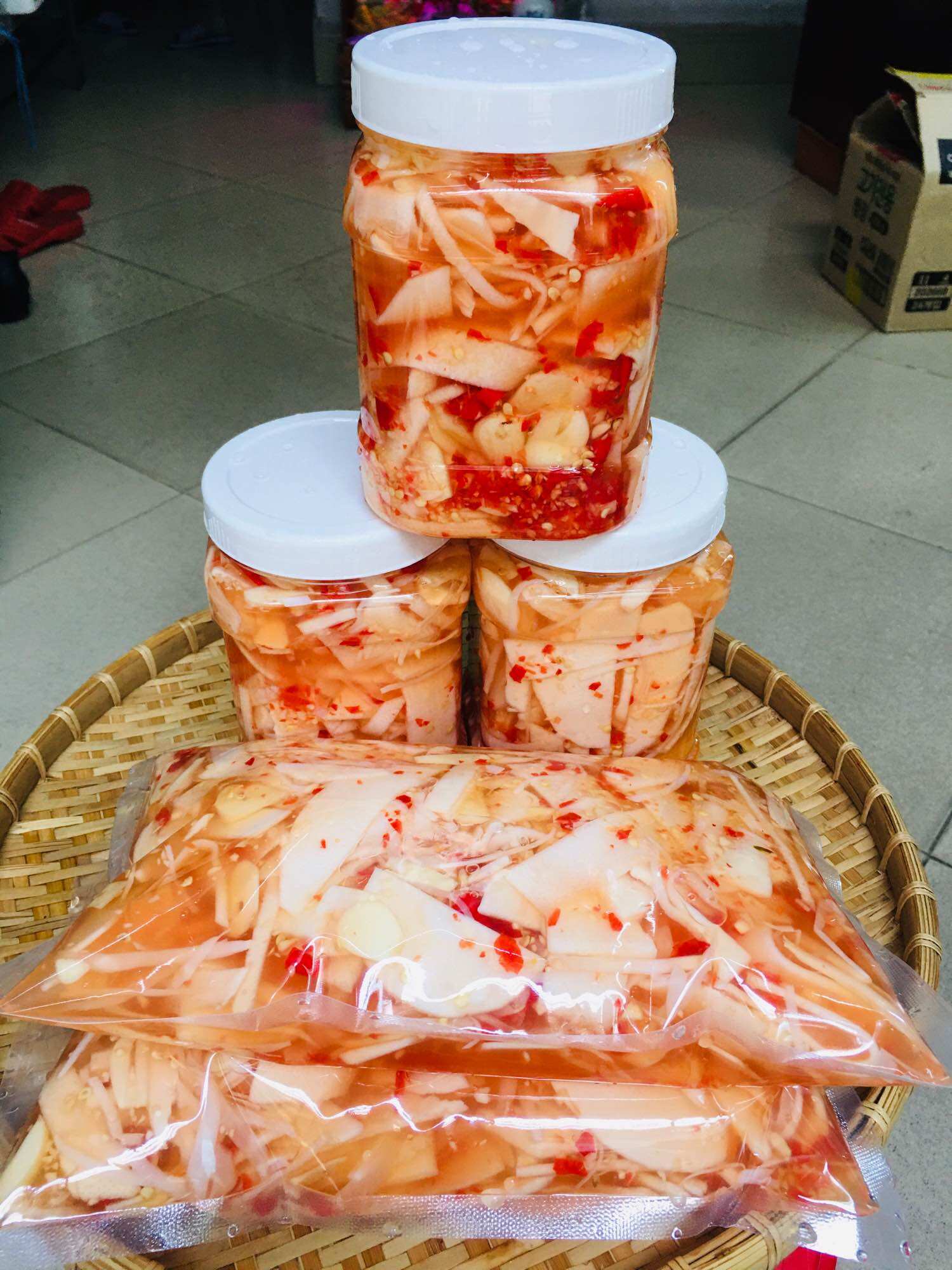Măng ngâm tỏi ớt (hộp 1kg gồm nước ngâm)