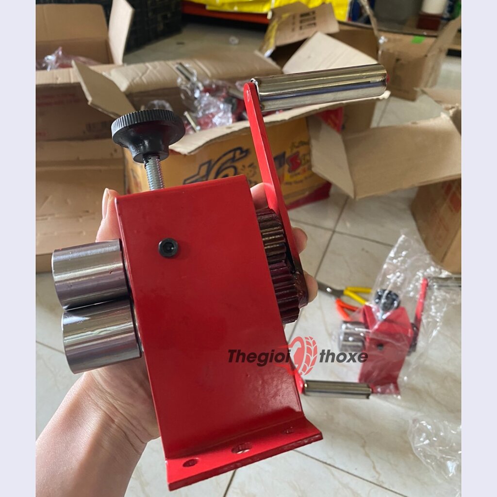 dụng cụ ép biển số xe
