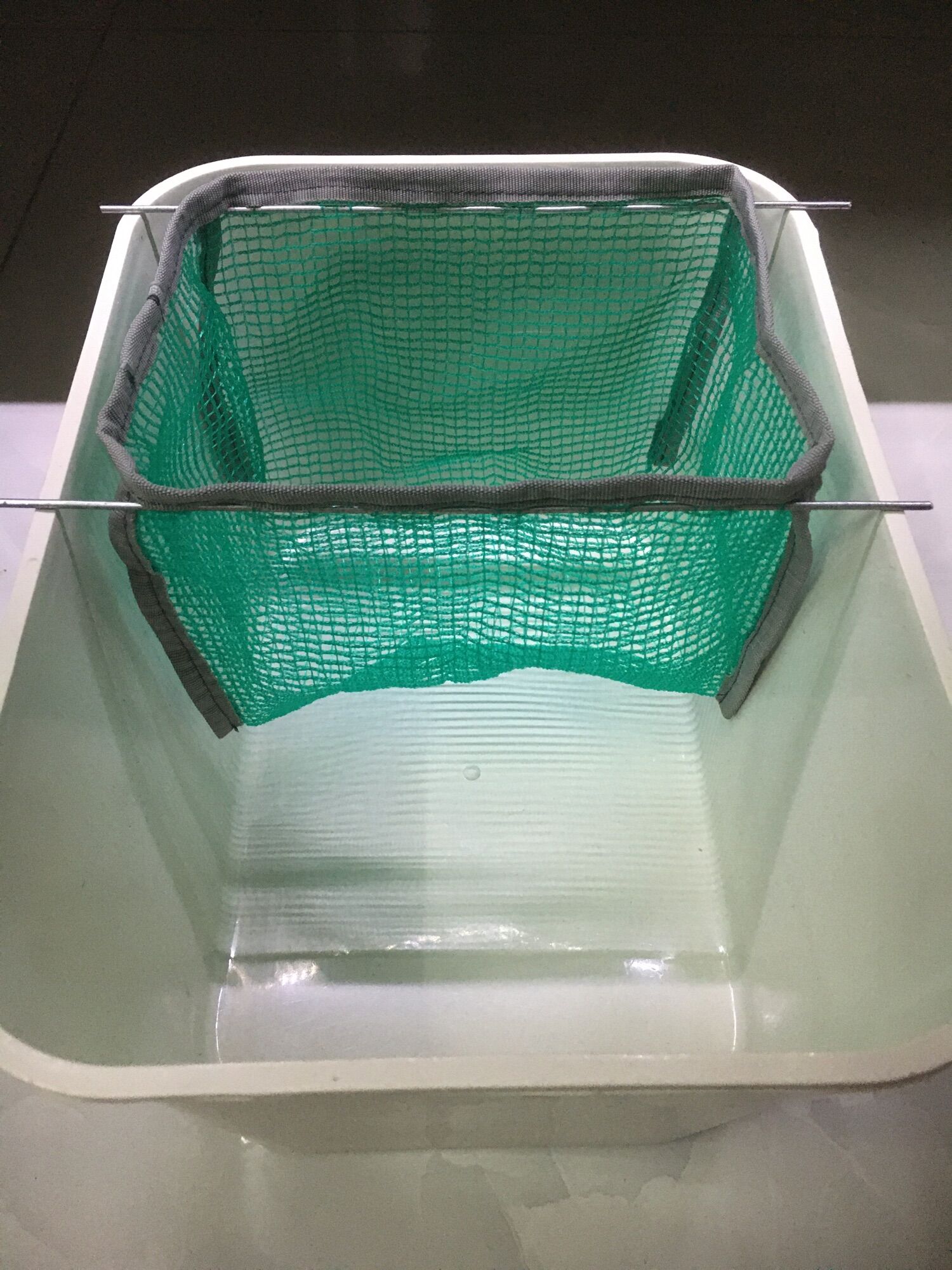 Lồng lưới đẻ cá Guppy cho khay 7l