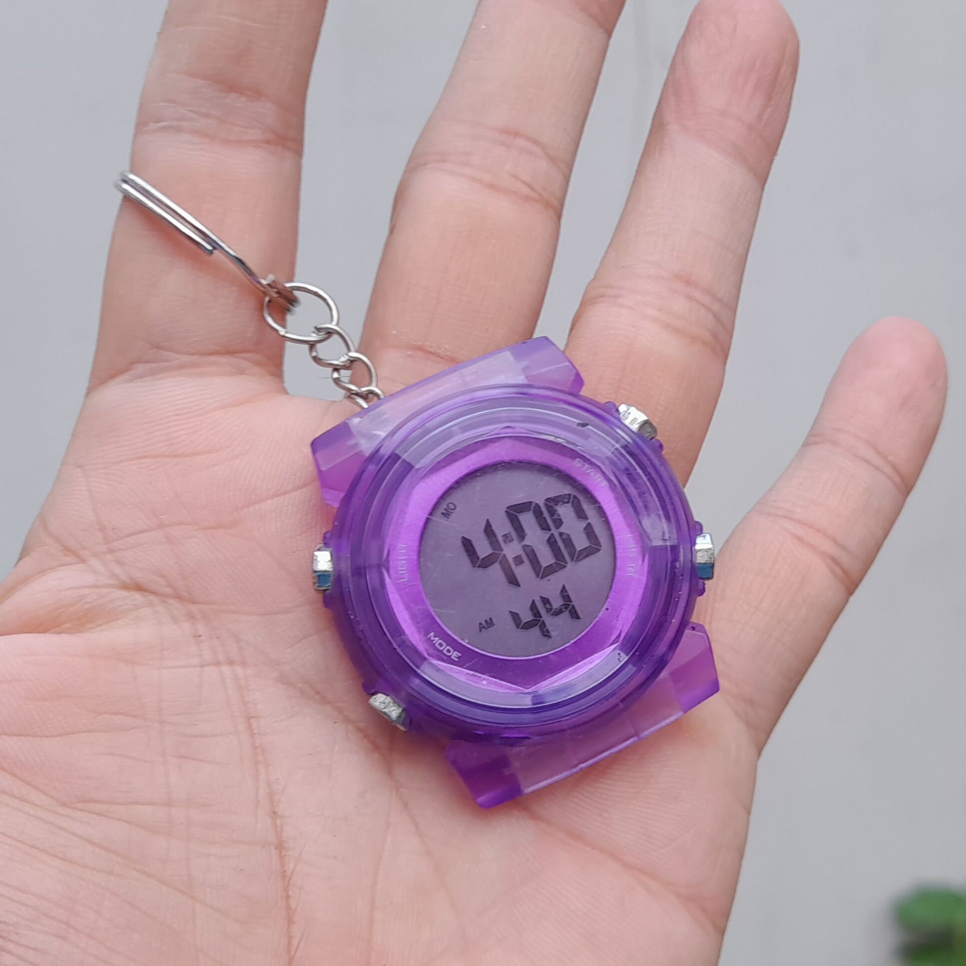 Đồng hồ móc khóa điện tử Tím kute, có thể lên dây đeo được