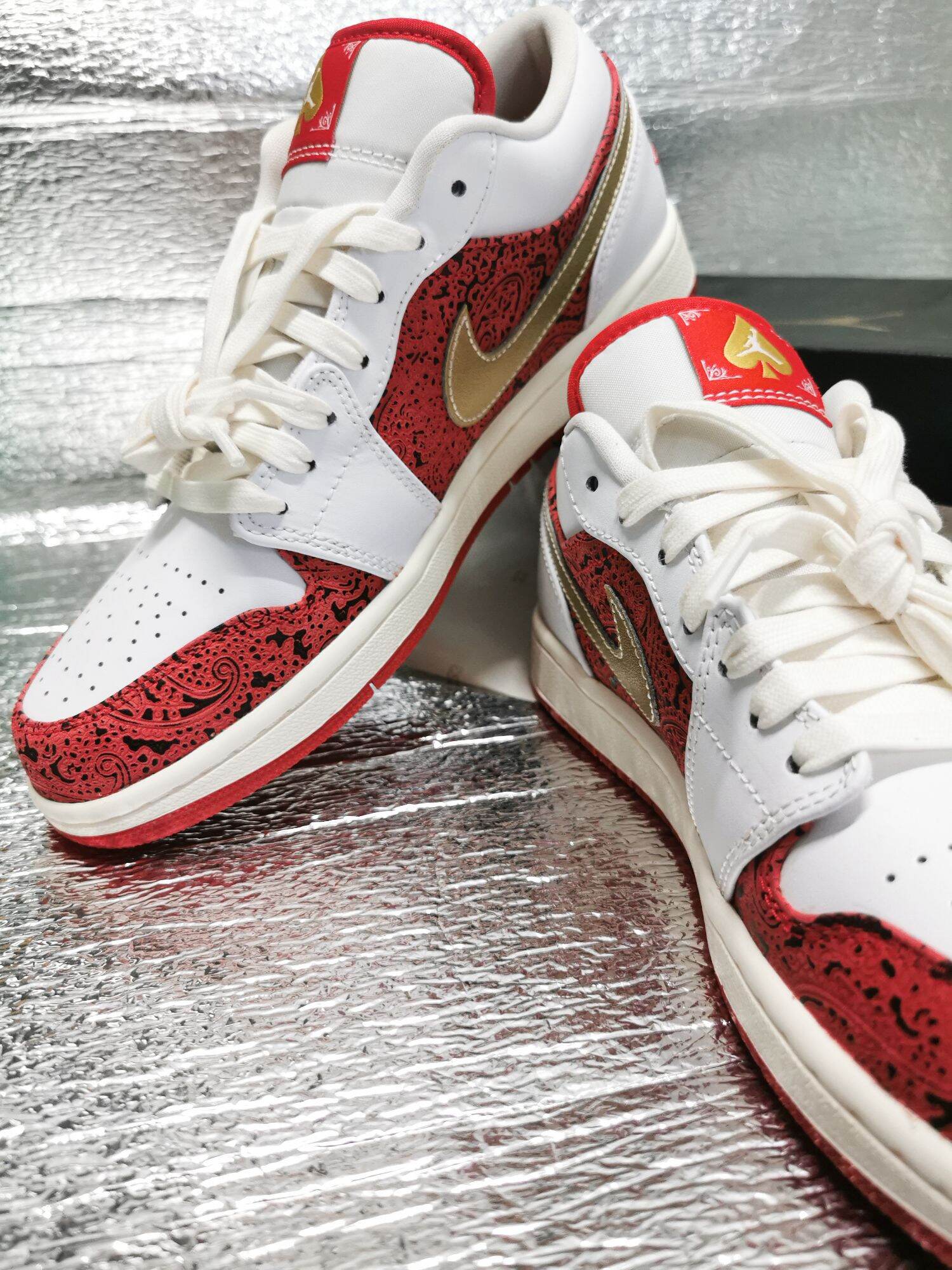 NIKE JORDAN 1 LOW SE 'SPADES' (LIMITED EDITION)