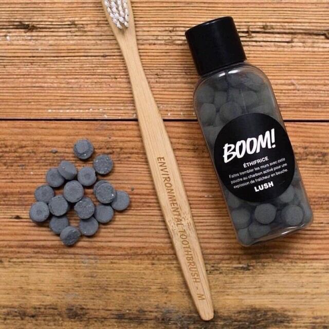 Viên đánh trắng răng của Lush Toothy Tabs