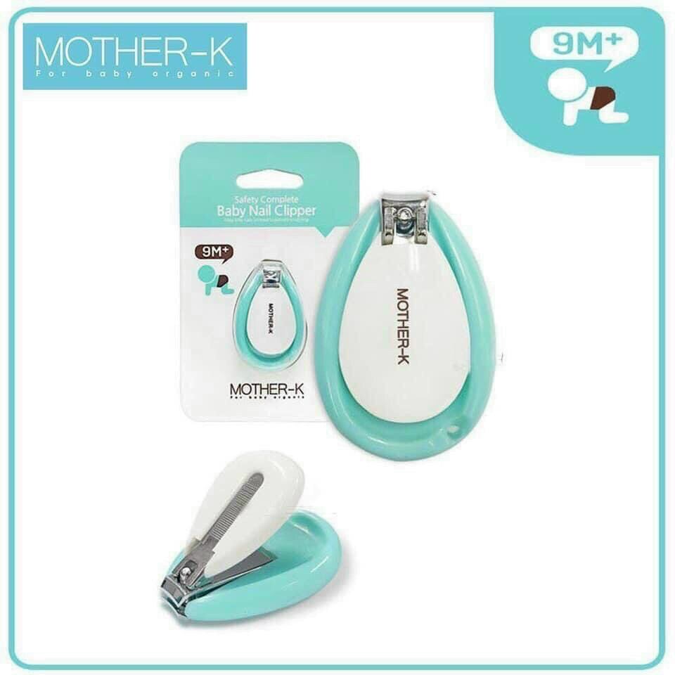 - Bấm móng Mother K cho bé