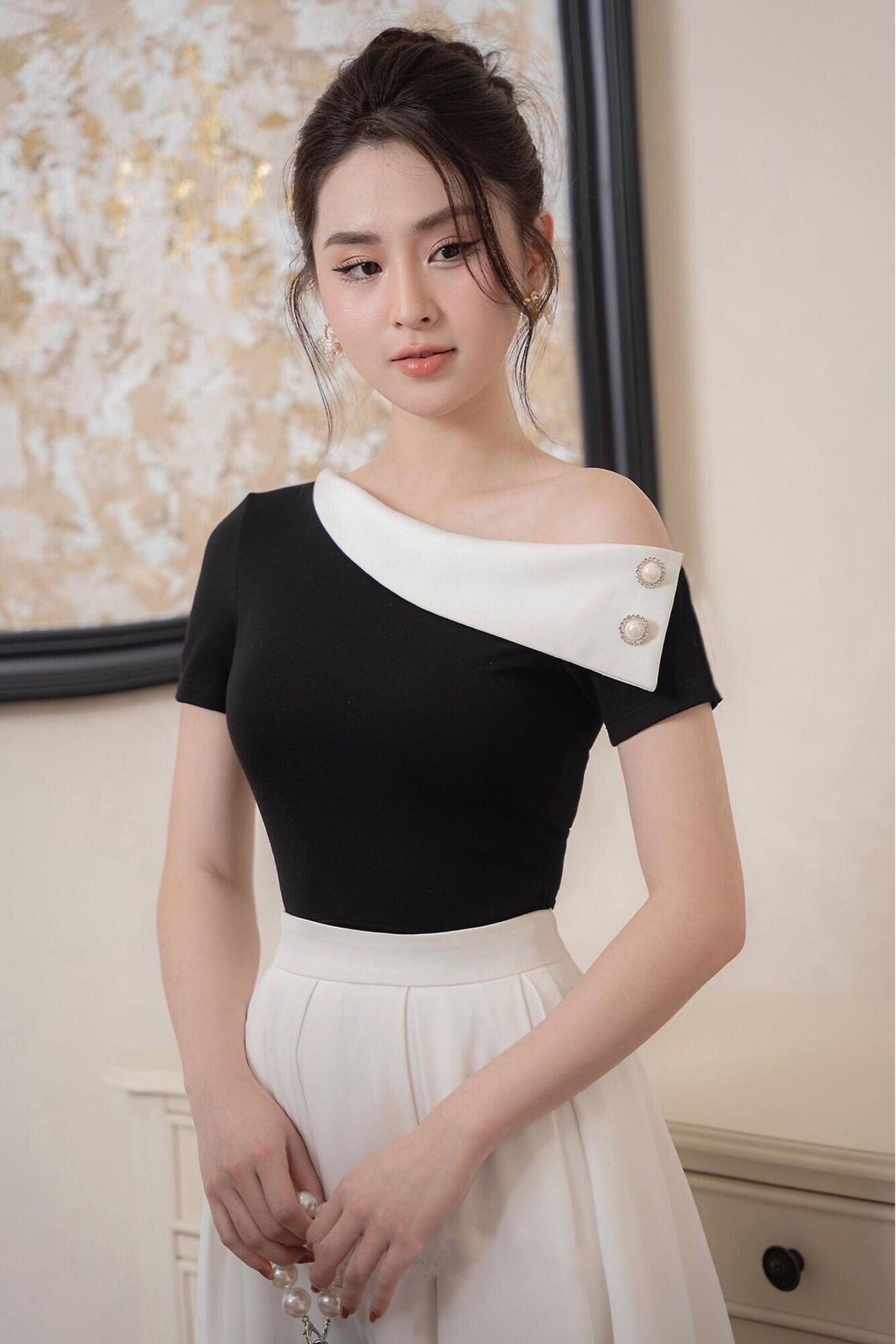 Áo thun lệch vai cổ nữ hoàng