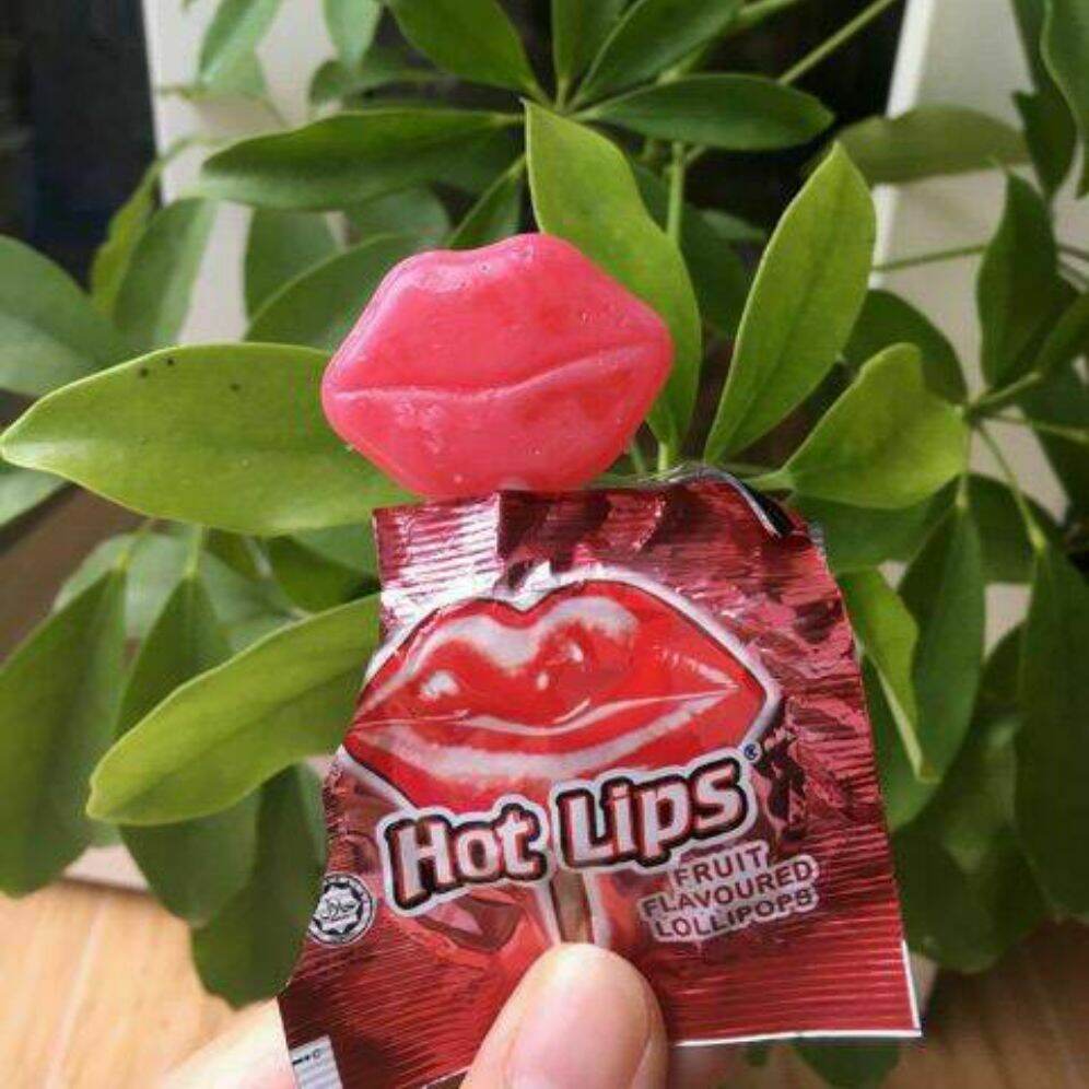 (deal hot) 1 Que kẹo mút trái cây malaysia ngọt thanh hình môi hoặc bàn chân ngon nè.