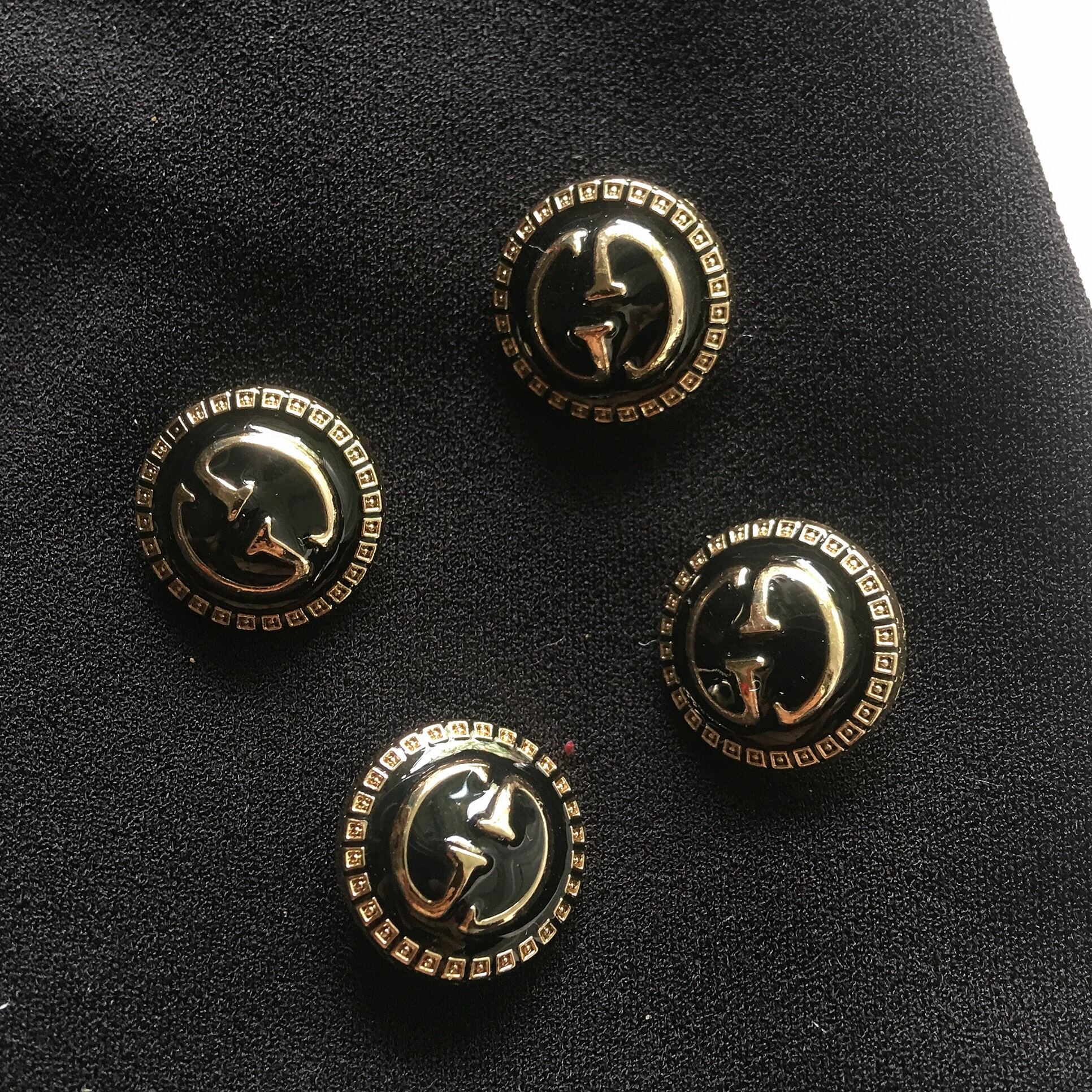 (N033) 1 NÚT KIM LOẠI THƯƠNG HIỆU size 1.8cm