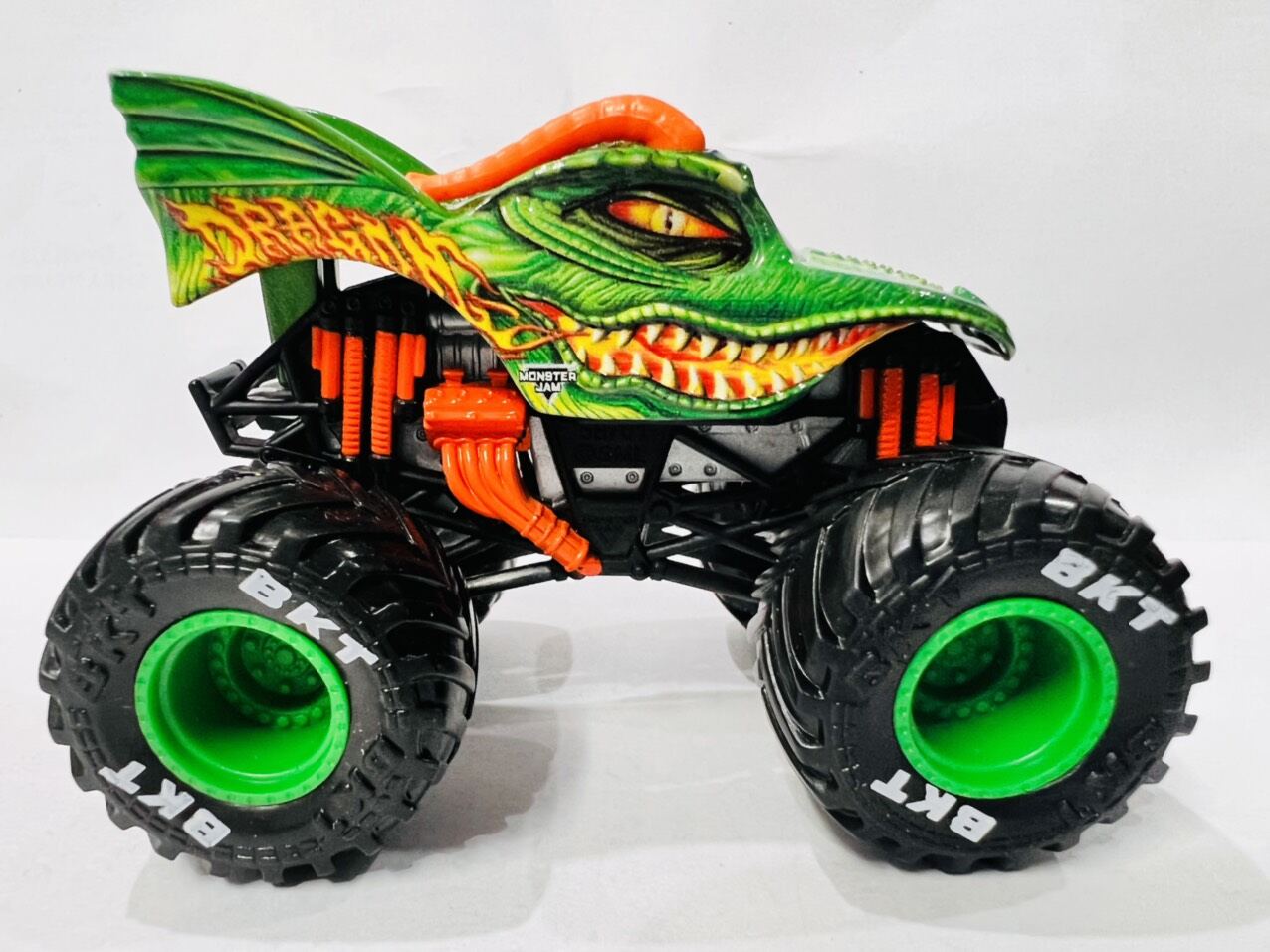 Xe Monster Jam các mẫu có khung kim loại nặng hơn Monster Jam bình thường