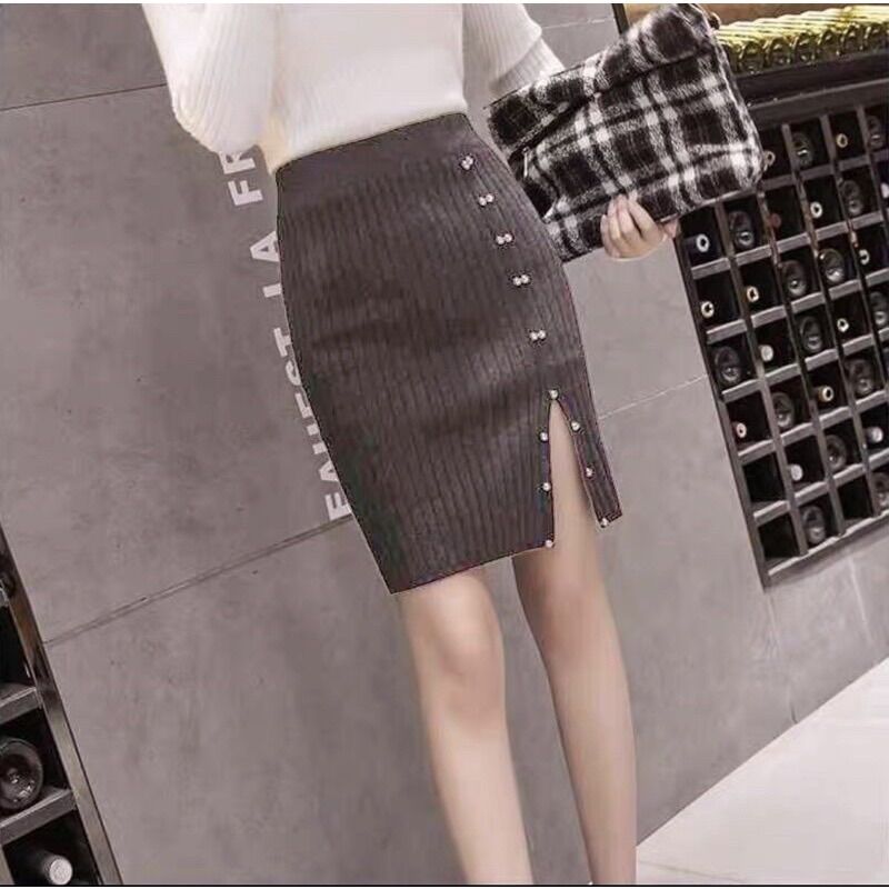 Chân váy len dáng ngắn xẻ lệch đính cúc