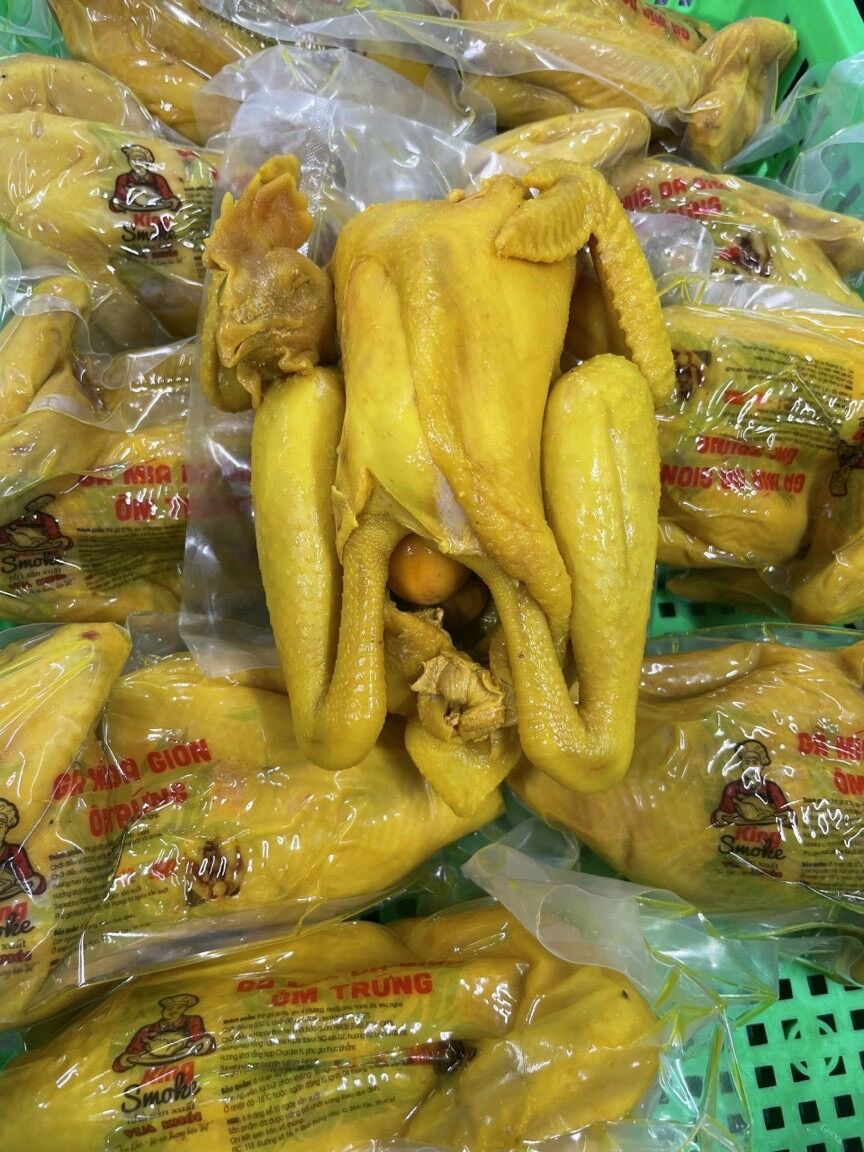 1 con gà ủ mía da giòn ôm trứng- nguyên con giao liền