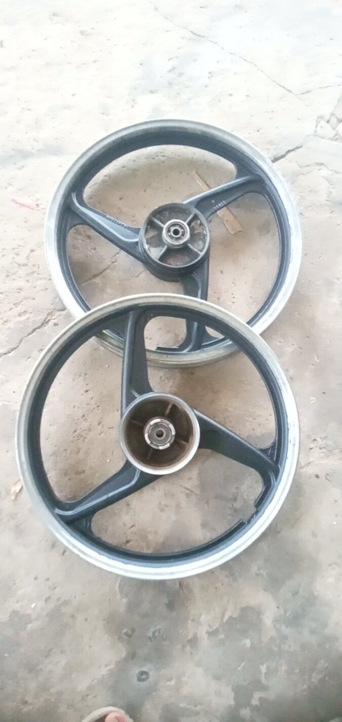 cặp mâm 3 cây rã xe.nguyên xi có luôn bạc đạn.có trầy.