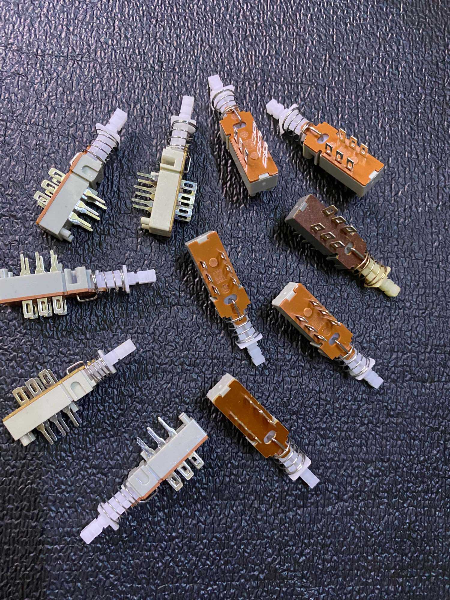 Công tắc nhấn giữ 6 chân (10 chiếc)
