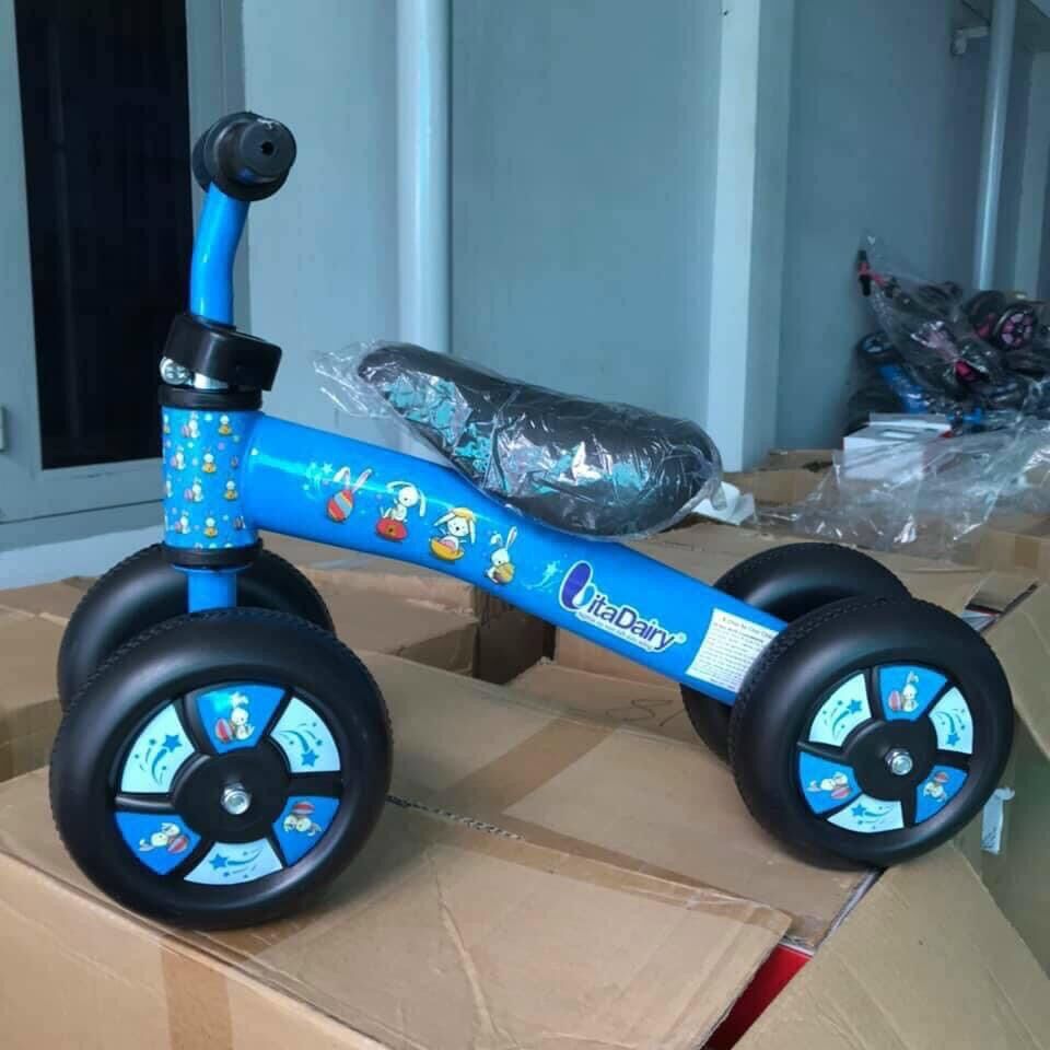 xe chòi chân cân bằng  4 bánh cho bé