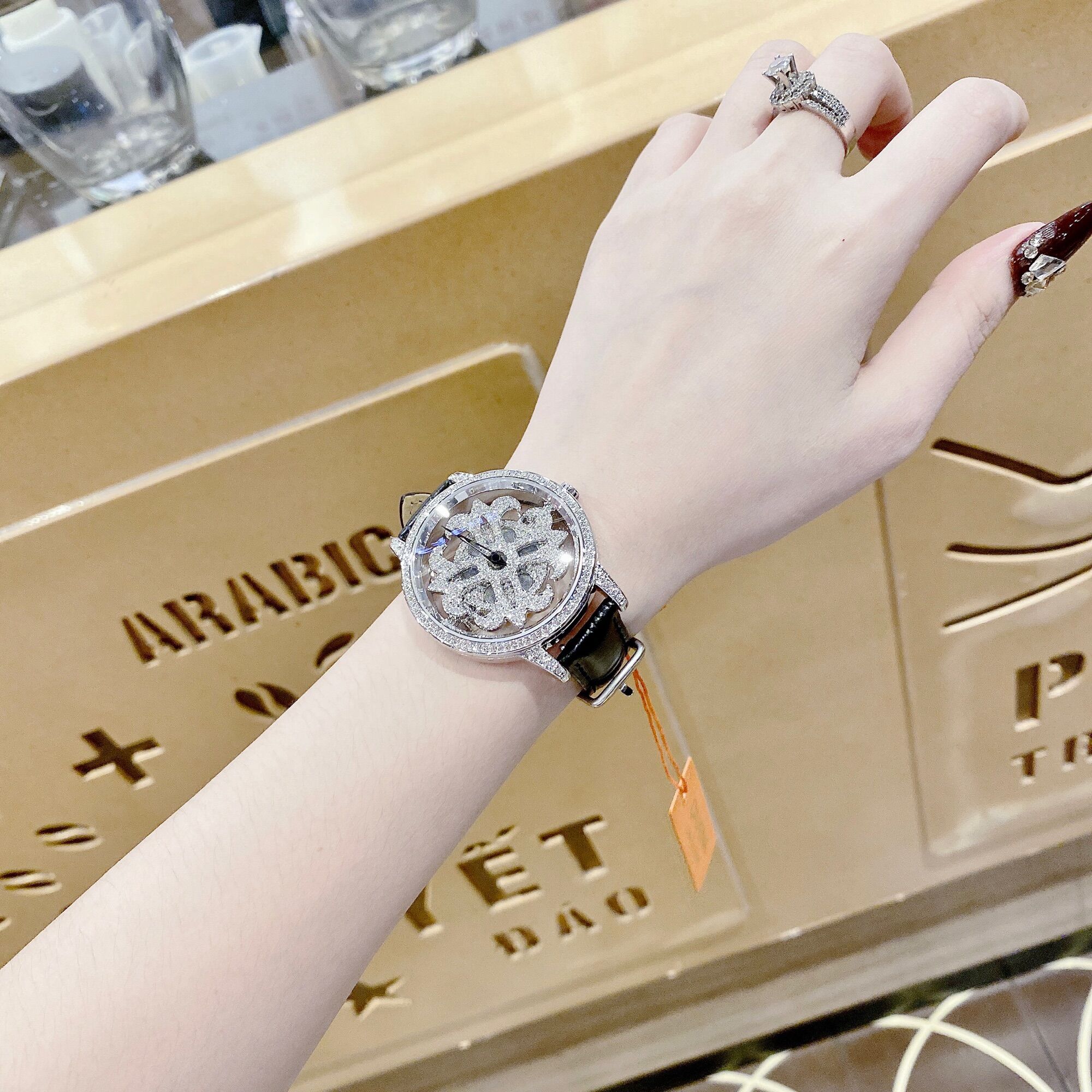 Đồng Hồ Nữ Davena Hoa Tuyết Size 38