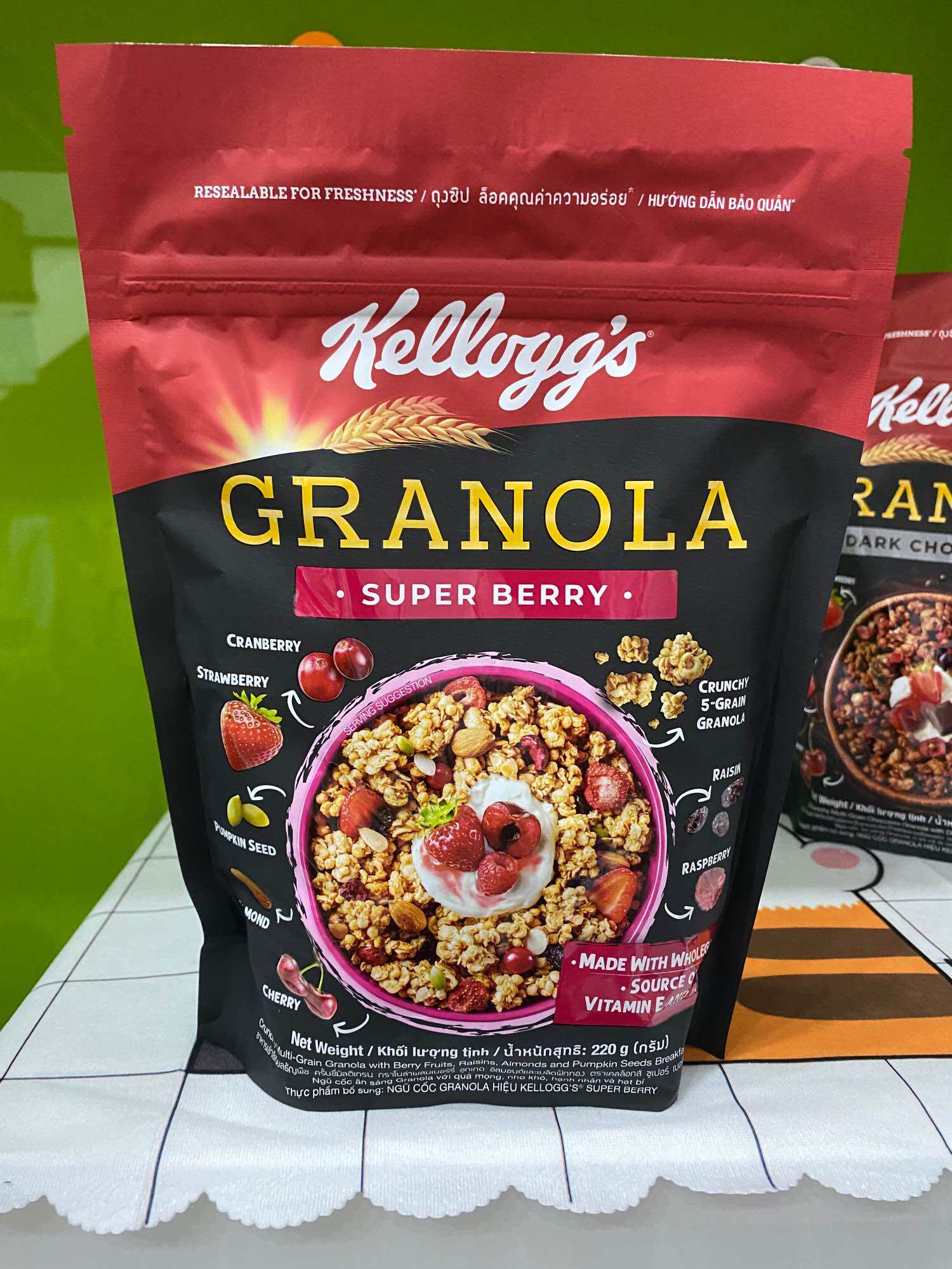 Ngũ cốc ăn sáng Granola Kellogg's với quả mọng, nho khô, hạnh nhân và hạt bí 220g