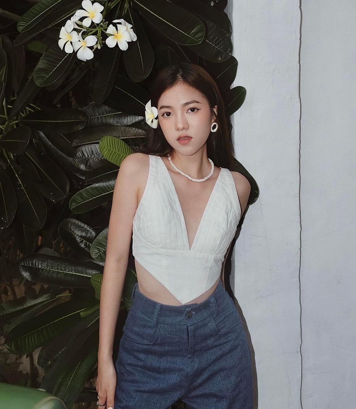 Áo crop trắng cổ v tà nhọn
