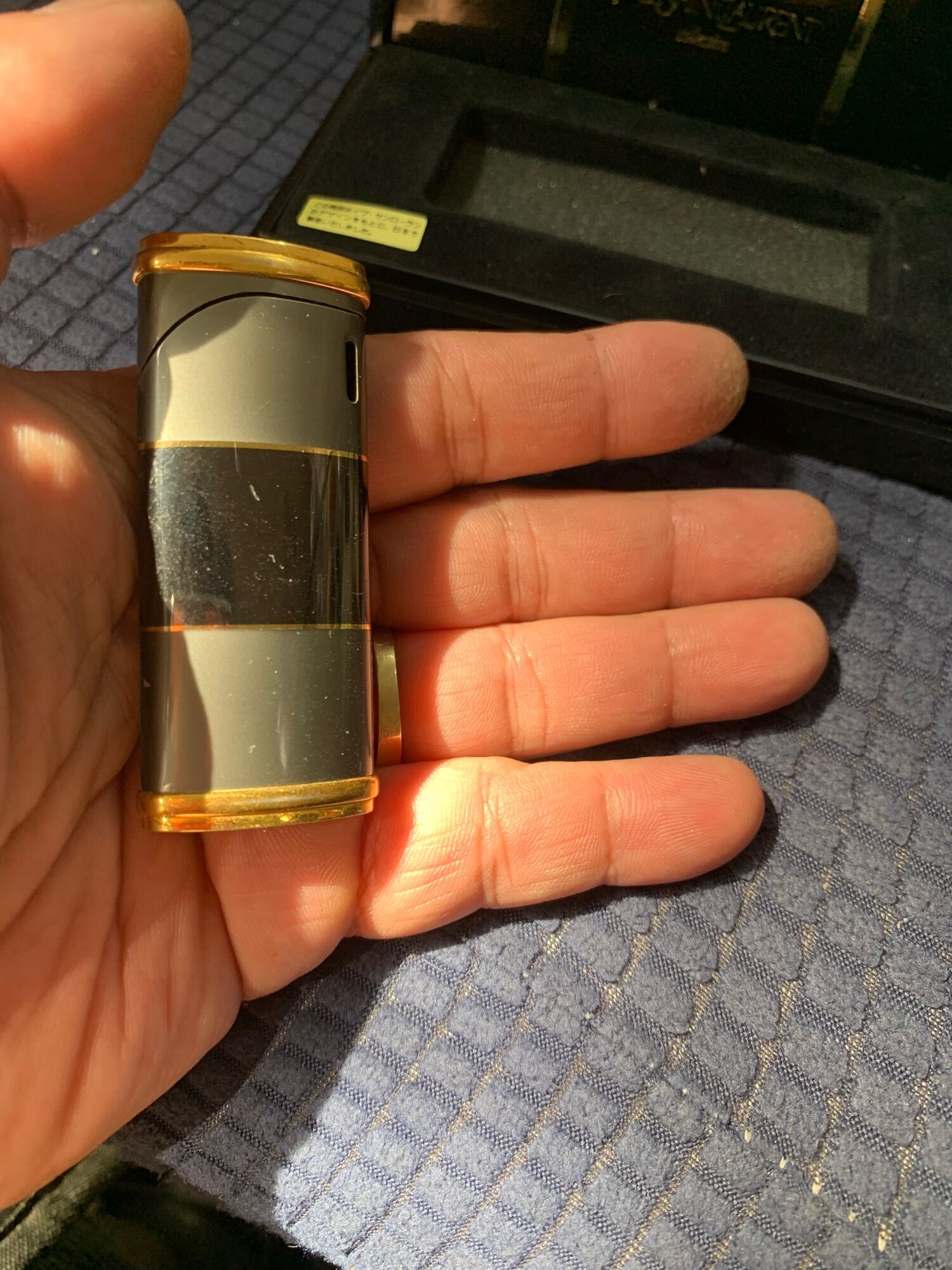 Bật lửa YVESSAINTLAURENT full box.