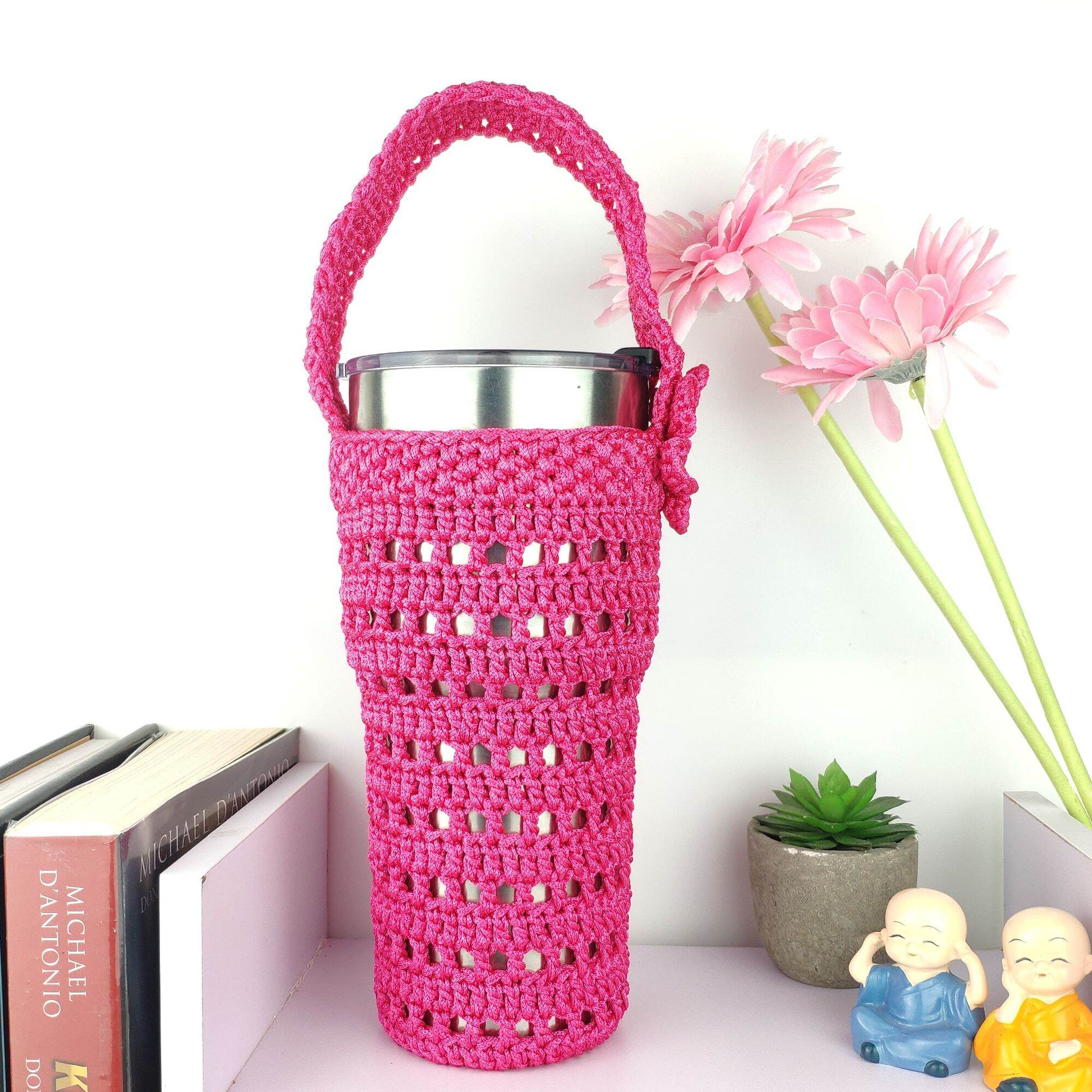 Túi đựng ly giữ nhiệt bằng sợi dù handmade màu hồng, có quai cầm, phù hợp cho du lịch và sử dụng hàng ngày.