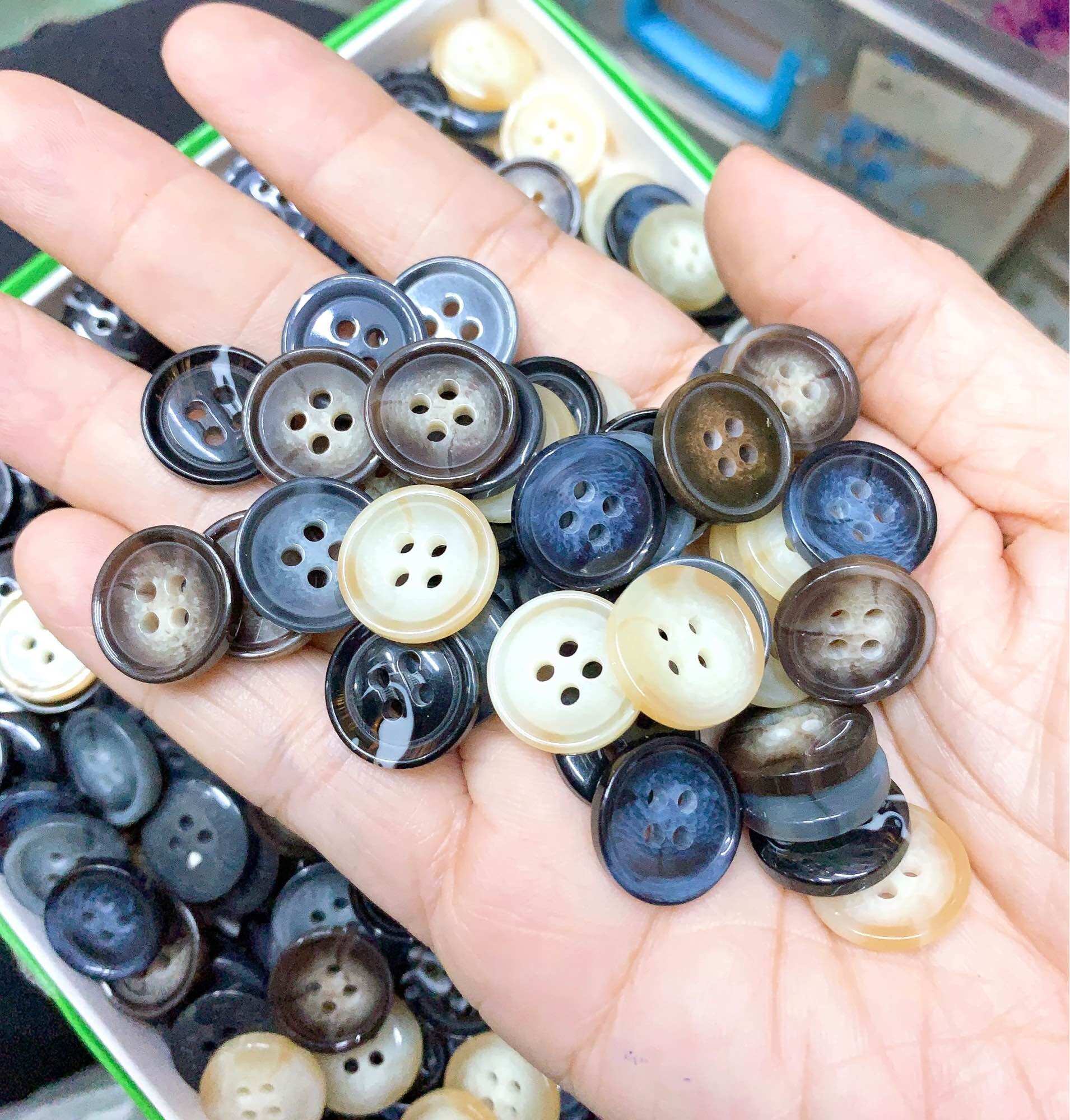 Nút quần tây 4 lỗ vân thủy 15mm.