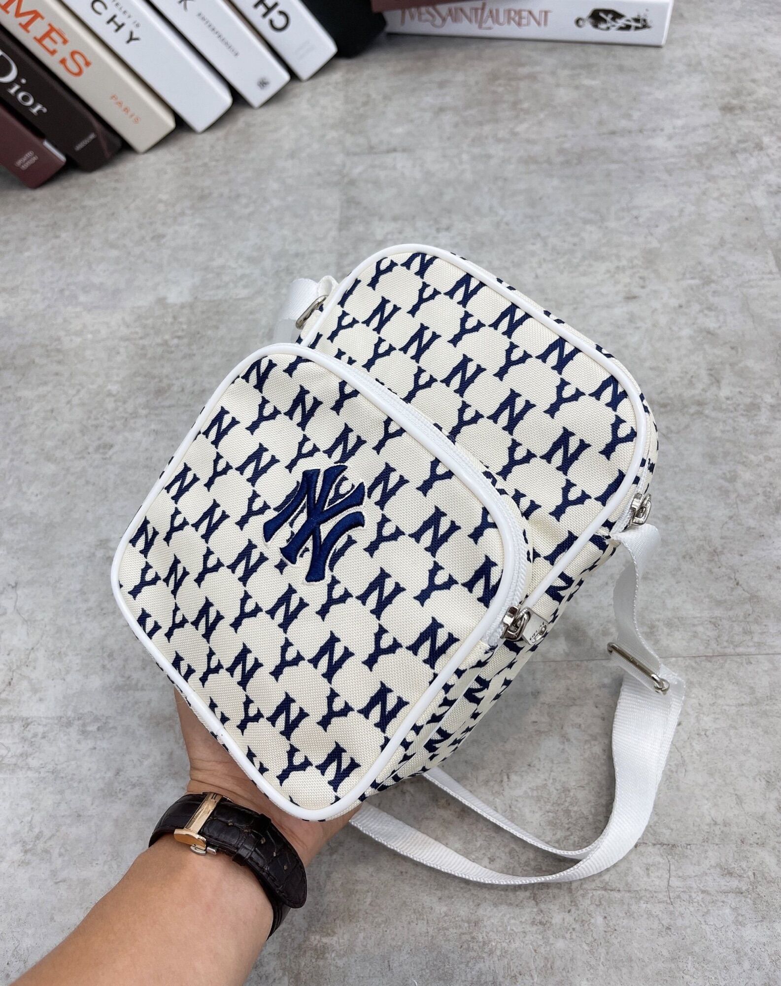 [3-5/8 Hoàn Tiền 25%]Túi đeo chéo NY monogram rainbow full tem tag